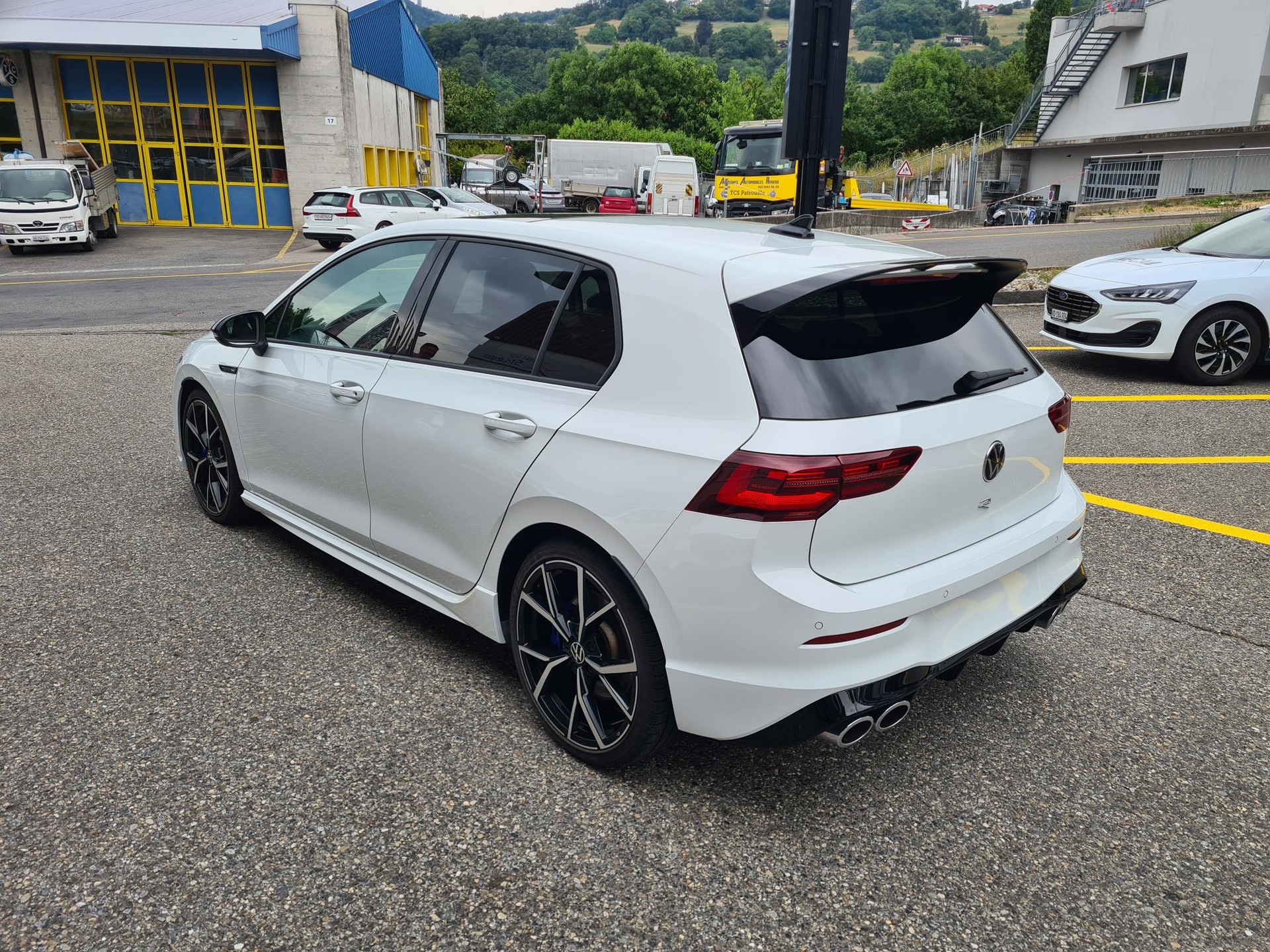 VW Golf 2.0 TSI R DSG 4Motion-image-3