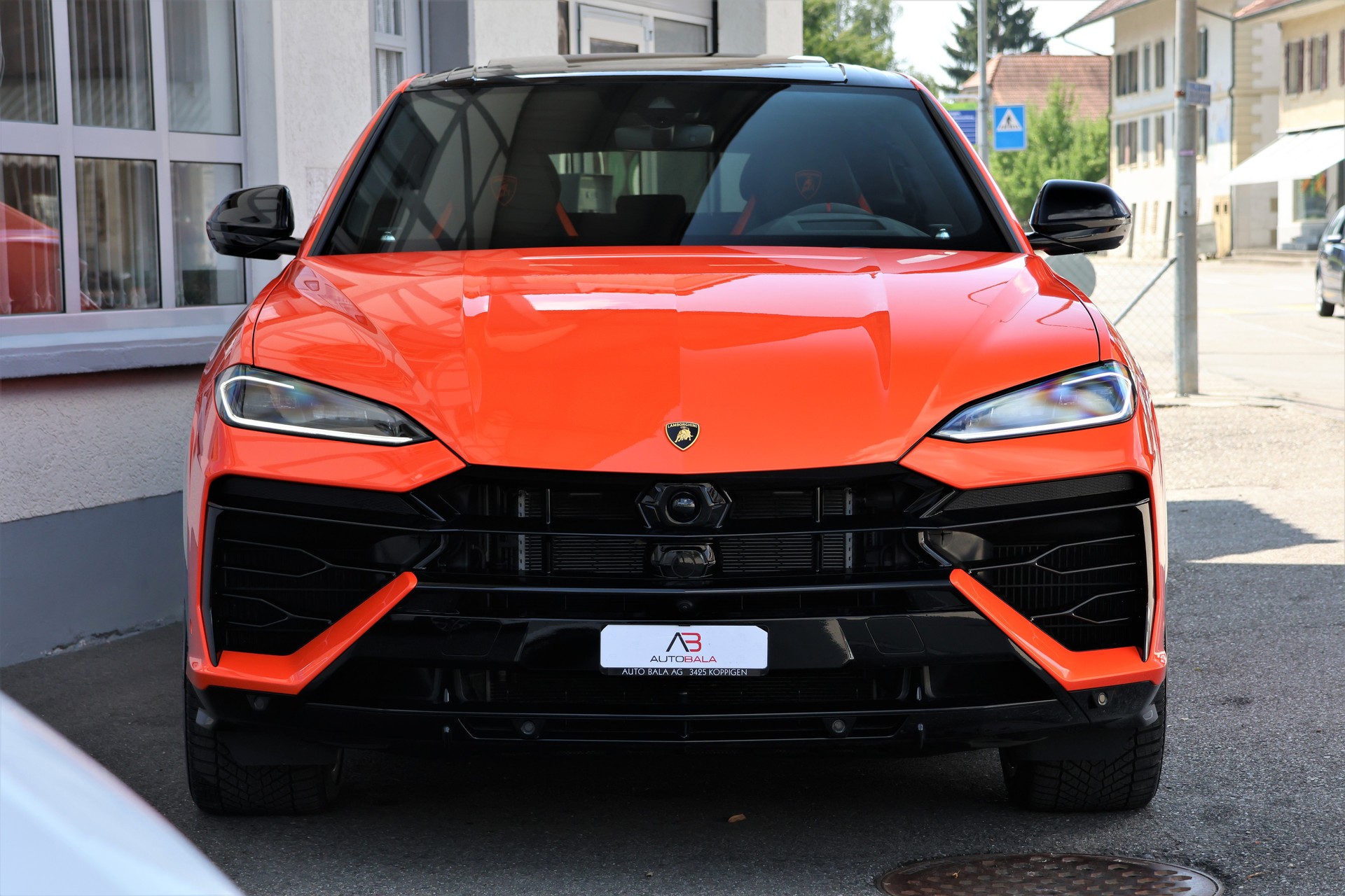 LAMBORGHINI Urus SE *ARANCIAEGON*-showroom-element-1