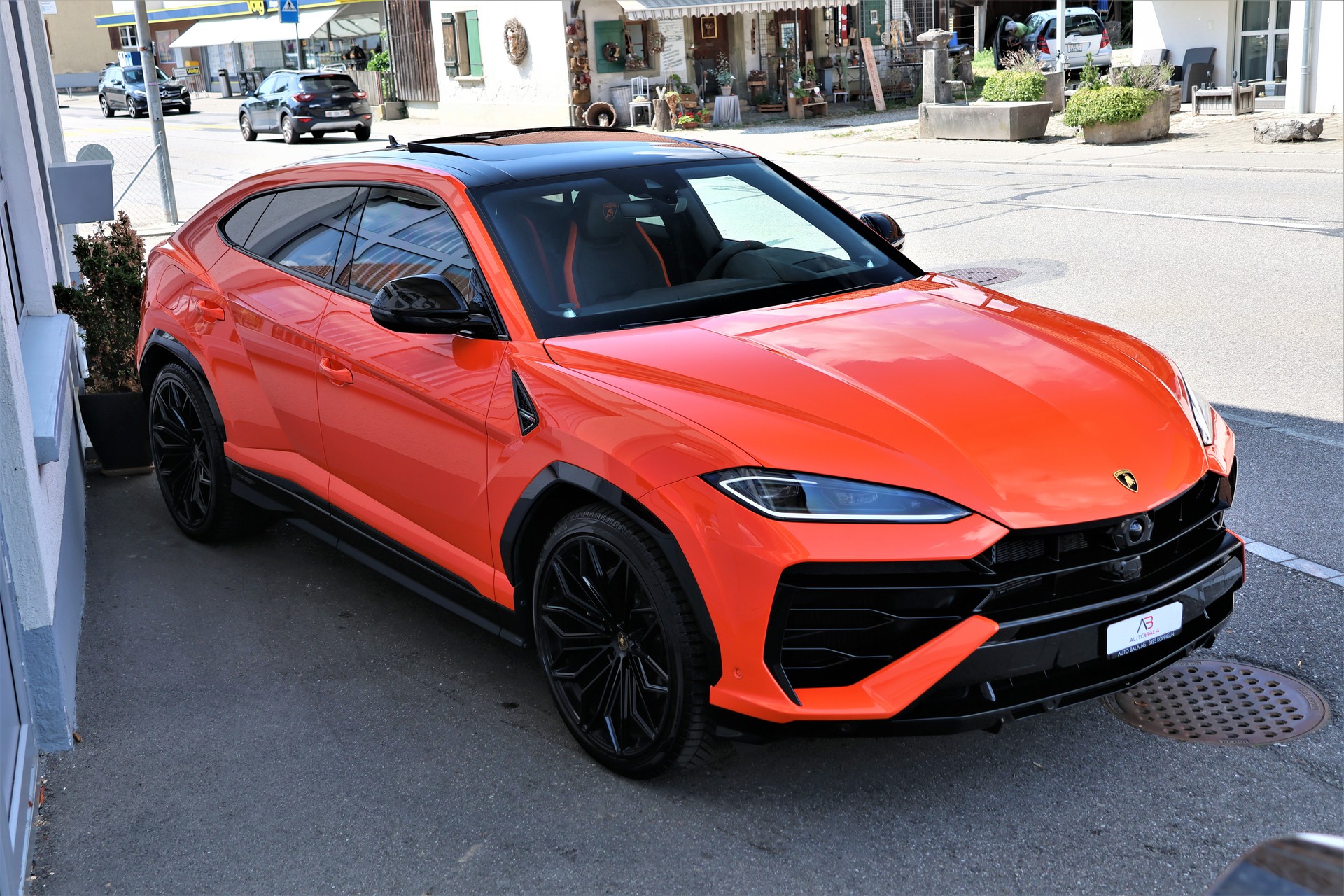 LAMBORGHINI Urus SE *ARANCIAEGON*-showroom-element-2