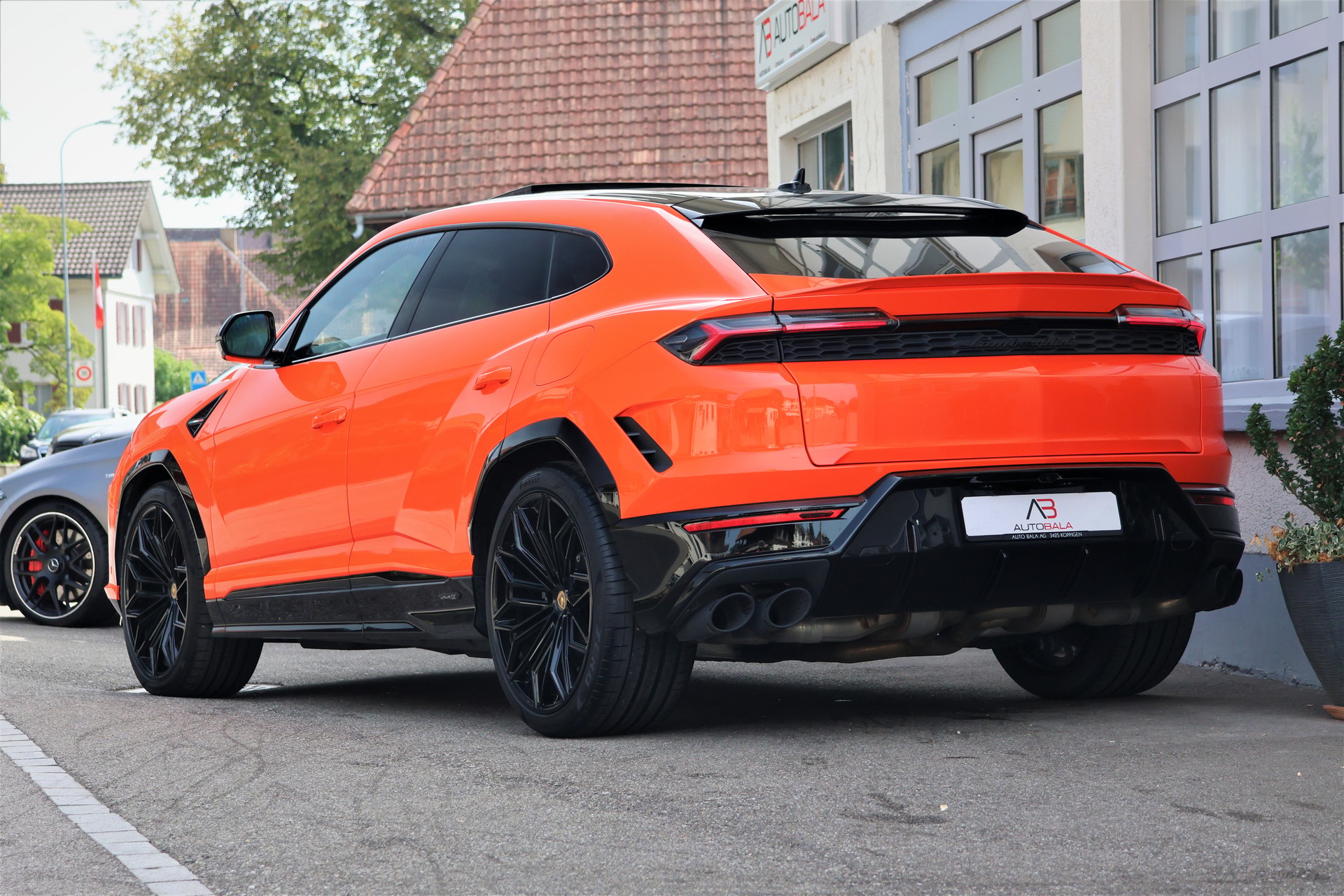 LAMBORGHINI Urus SE *ARANCIAEGON*-showroom-element-2