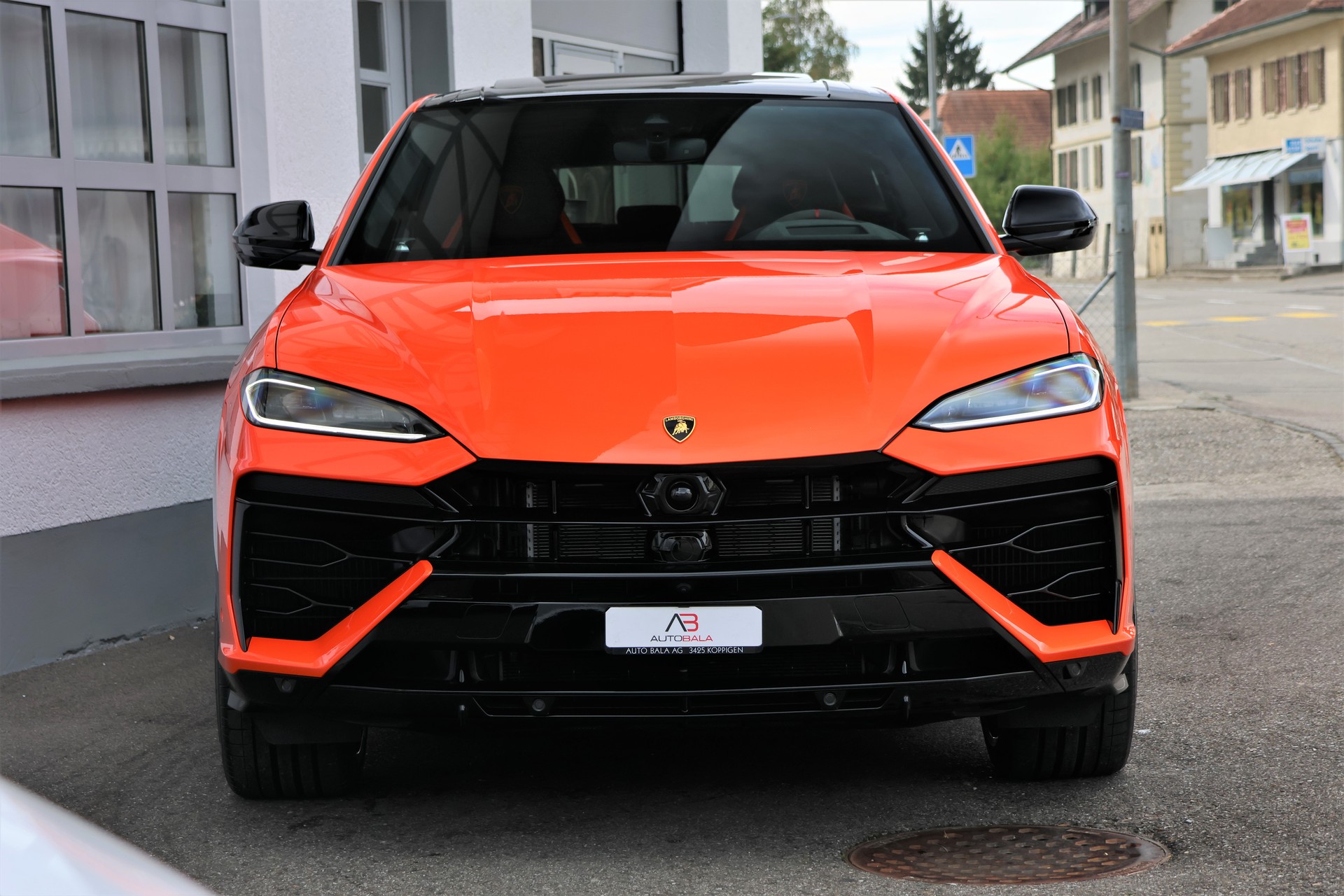 LAMBORGHINI Urus SE *ARANCIAEGON*-showroom-element-1