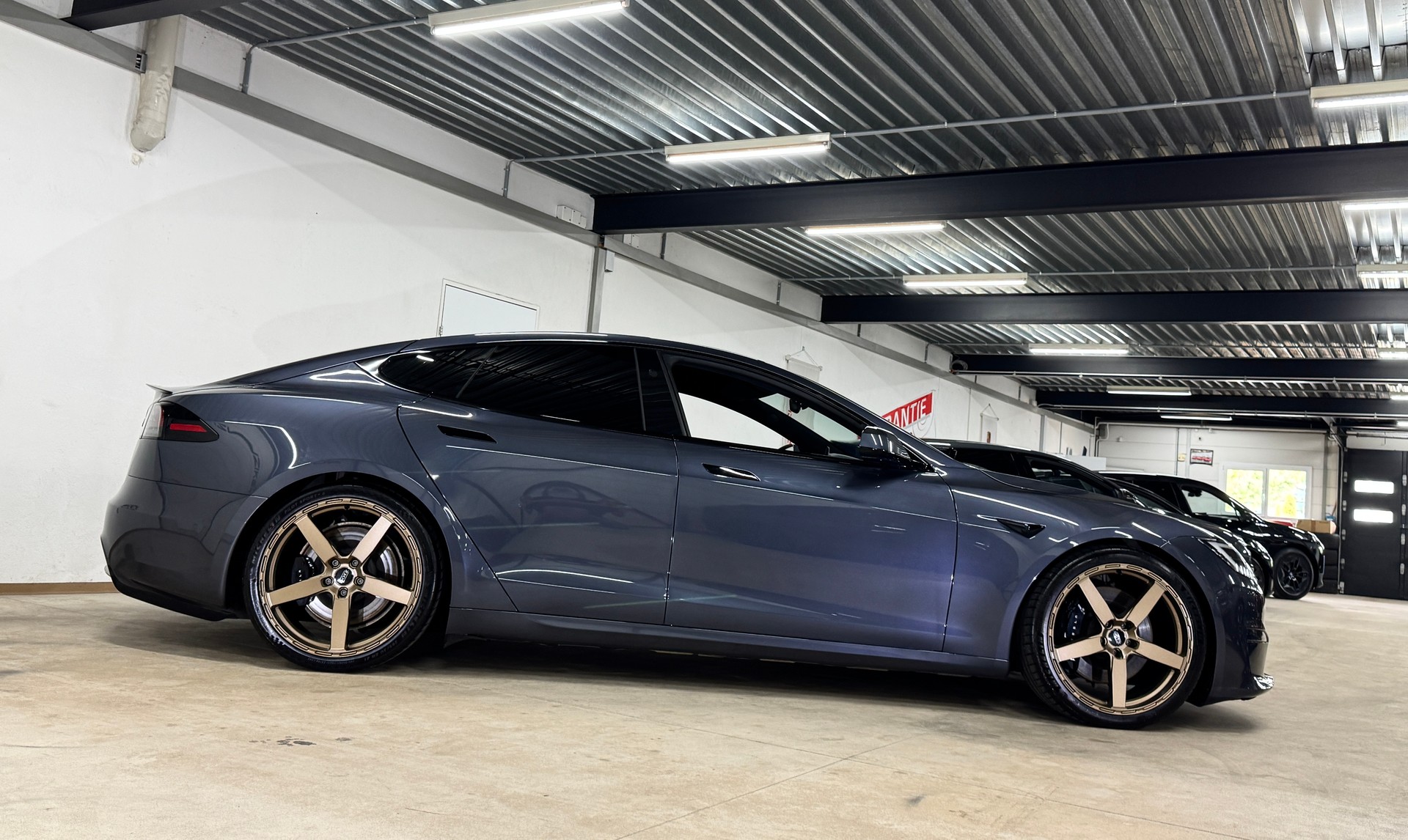 TESLA Model S 100 kWh Palladium Long Range// Autopilot inkl. FSD-showroom-element-3