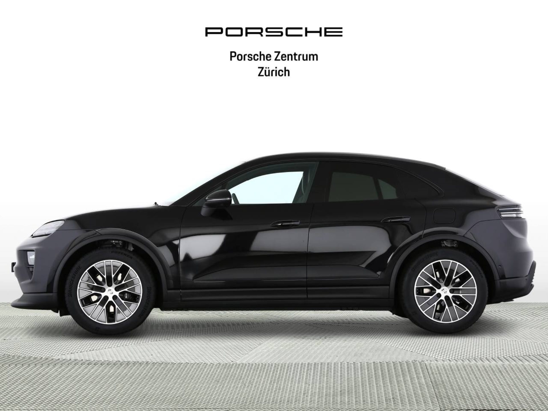 PORSCHE Macan 4-showroom-element-1