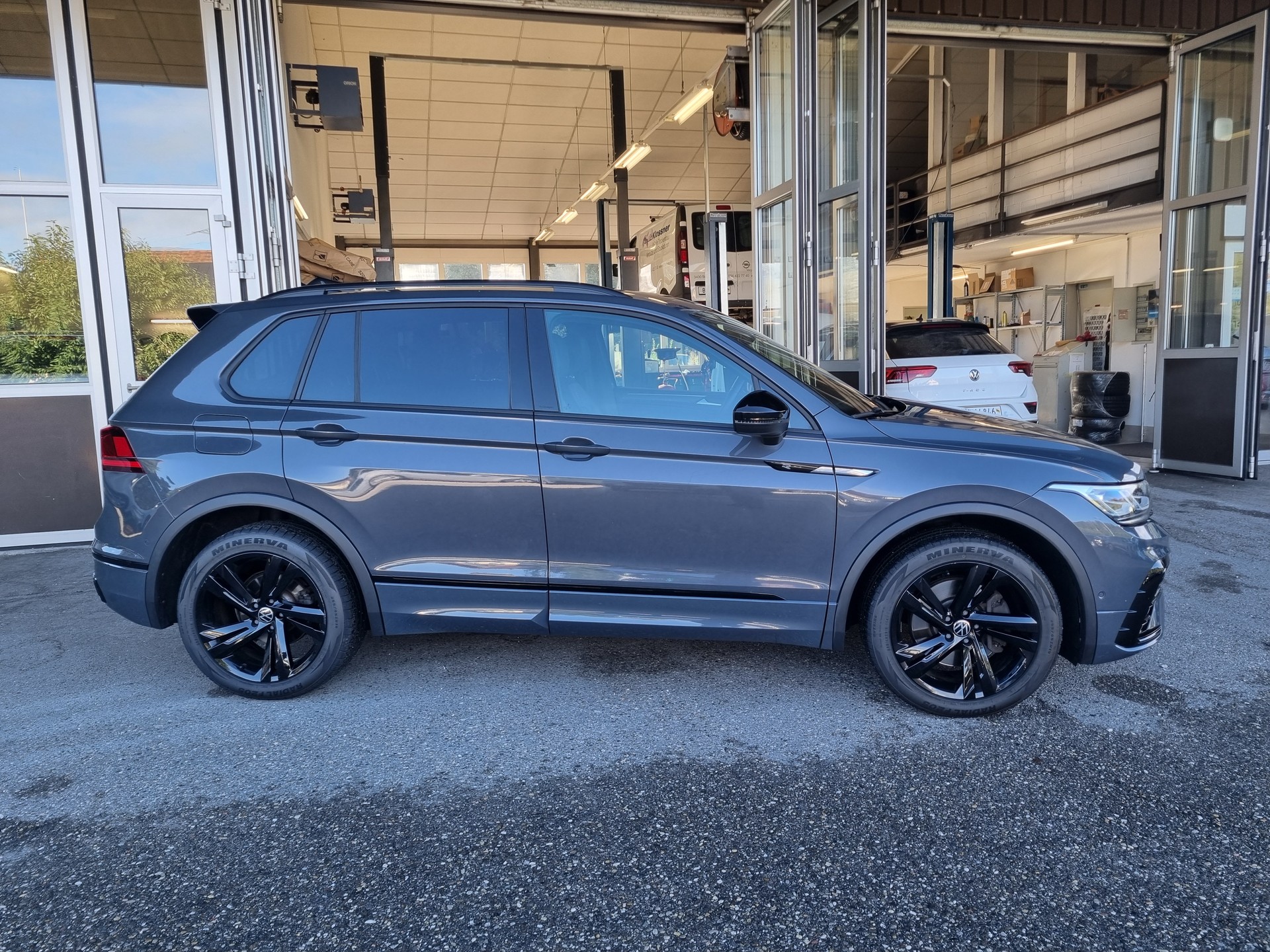 VW Tiguan 2.0TSI R-Line 4Motion DSG-showroom-element-2