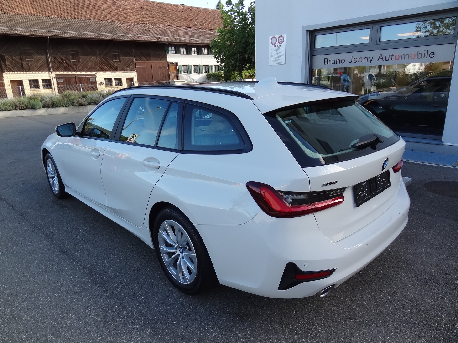 BMW 330i Touring xDrive Steptronic-showroom-element-2