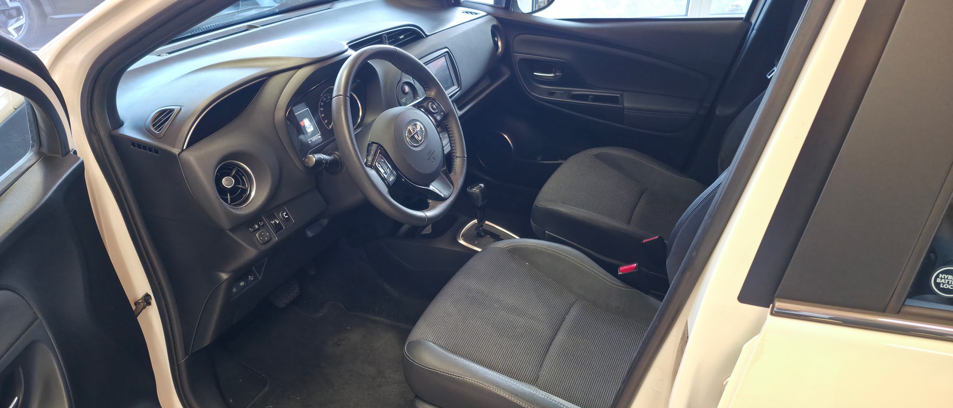 TOYOTA YARIS Hybrid-image-5