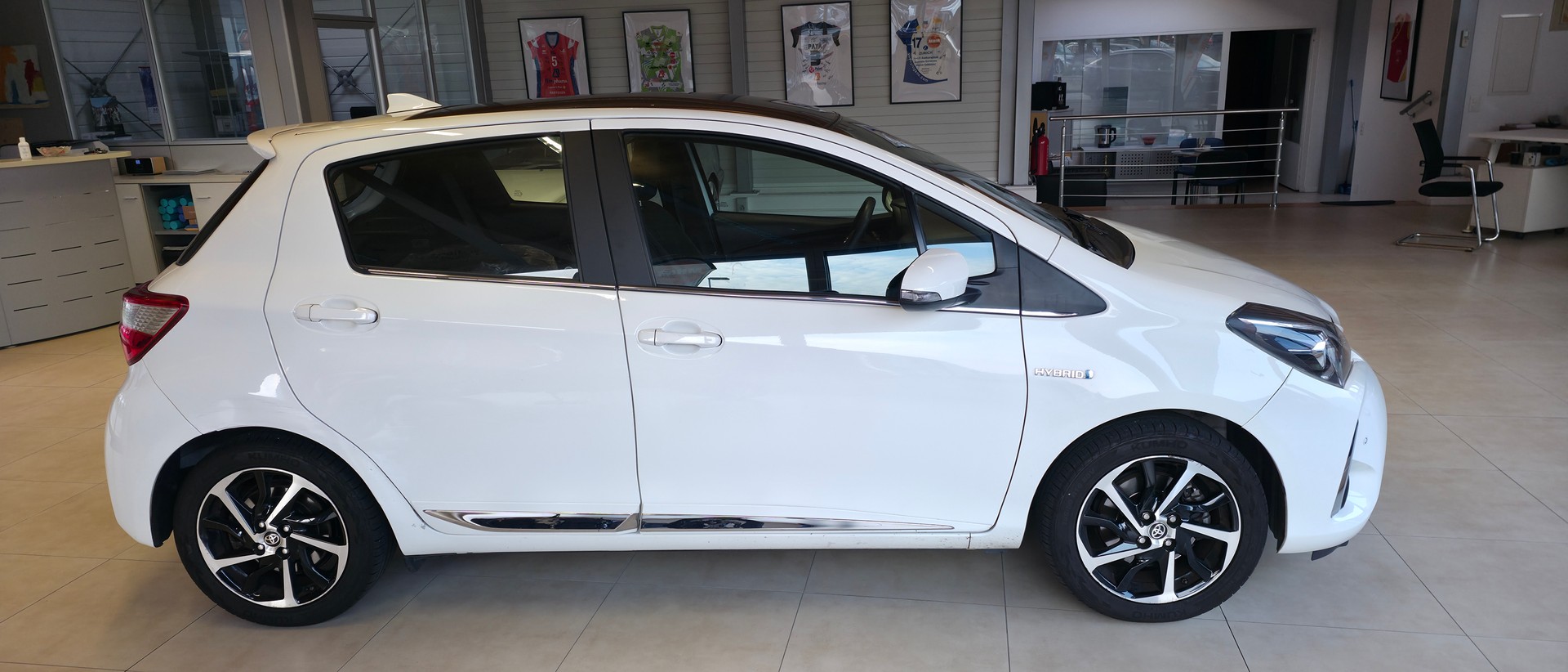 TOYOTA YARIS Hybrid-image-4