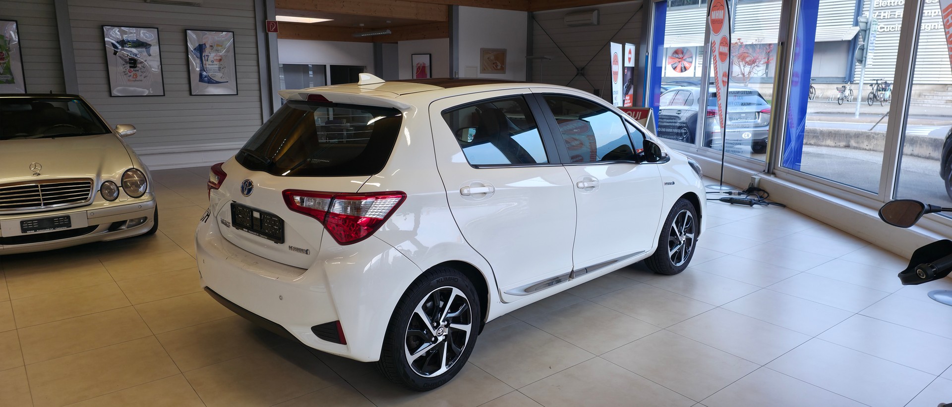 TOYOTA YARIS Hybrid-image-3