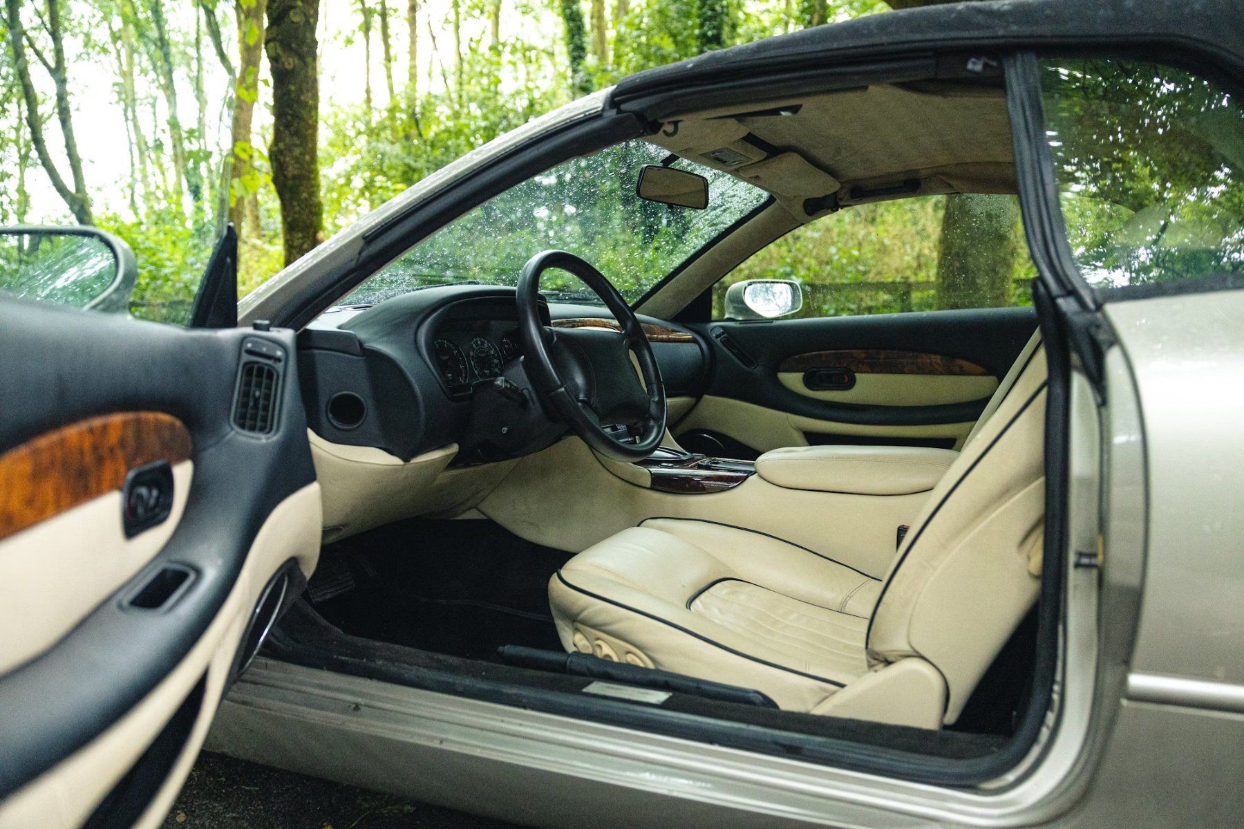 ASTON MARTIN DB7 Volante-image-3