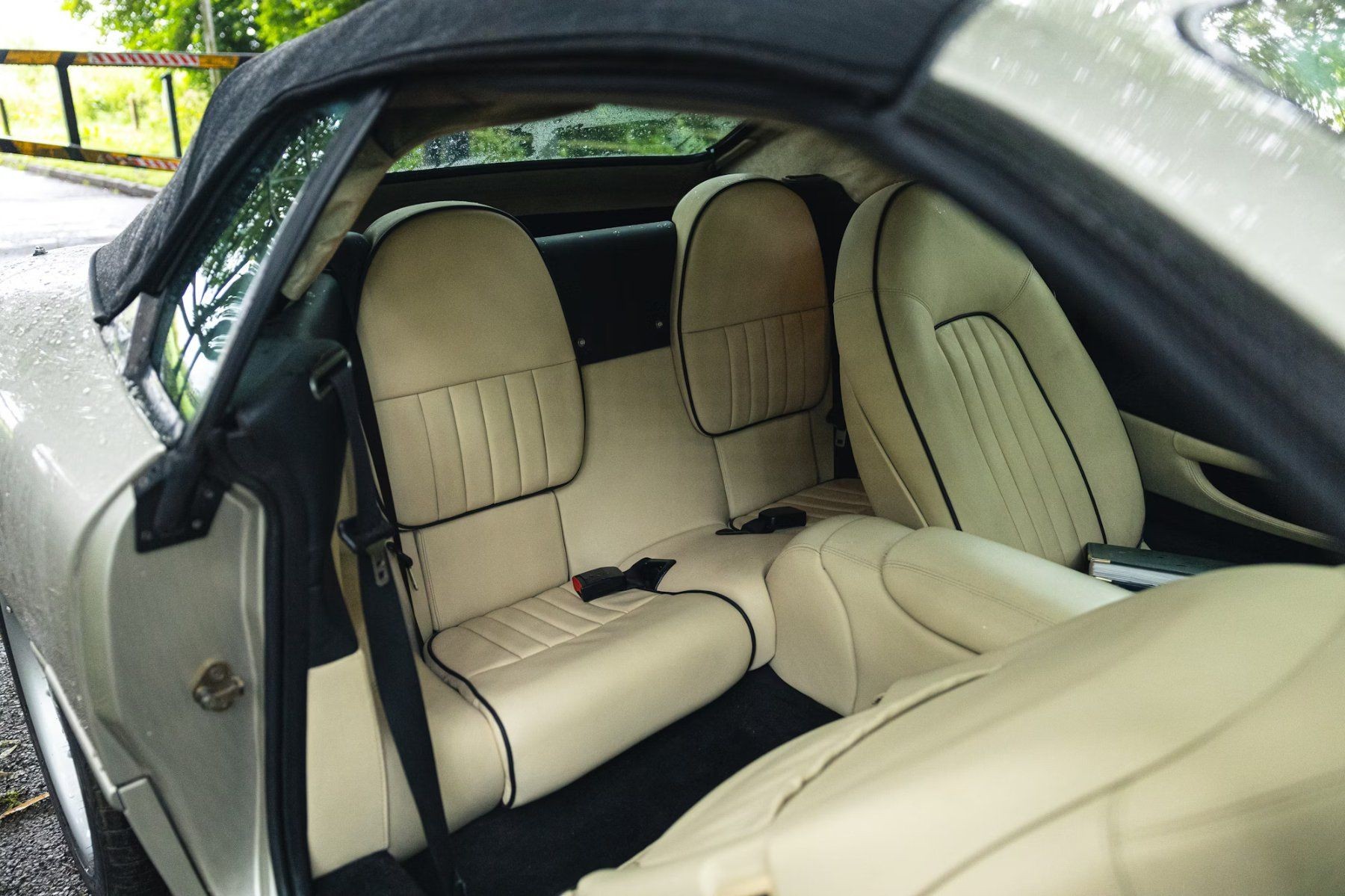 ASTON MARTIN DB7 Volante-image-5
