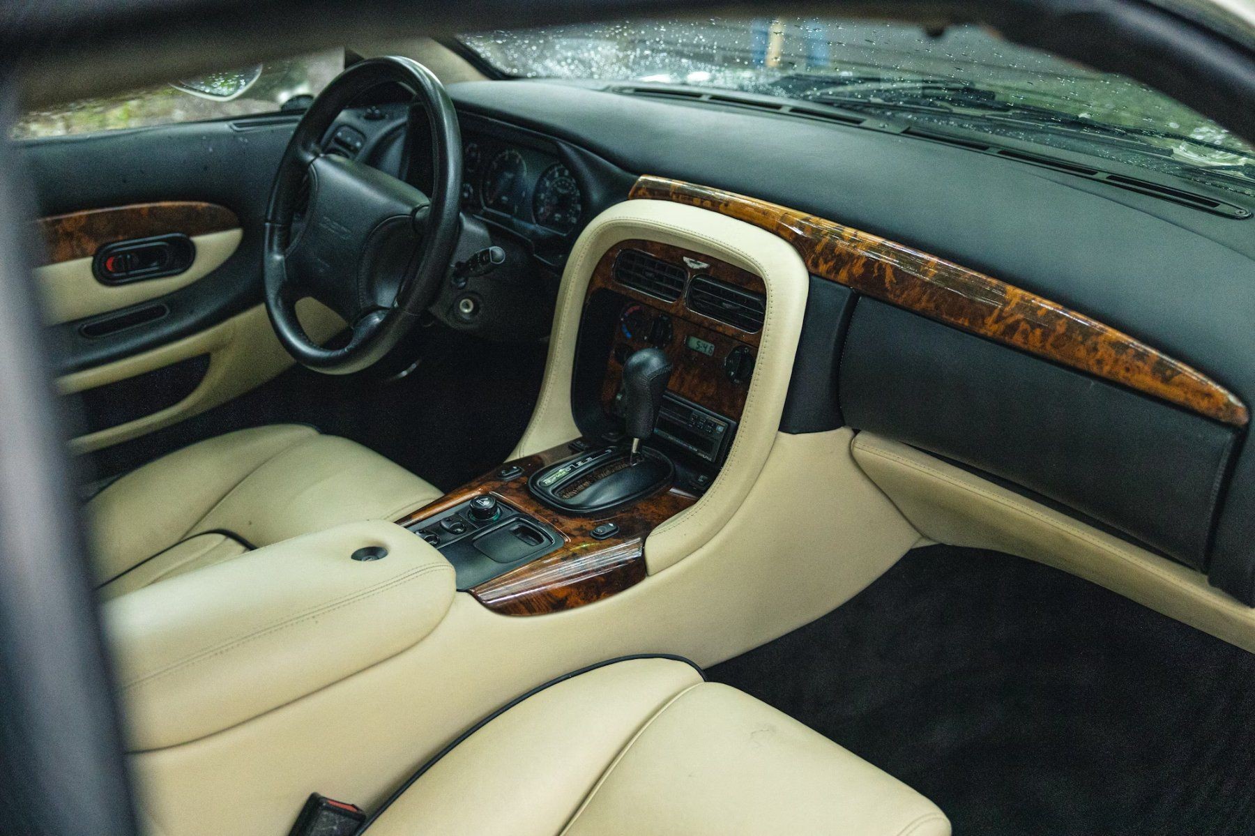 ASTON MARTIN DB7 Volante-image-6