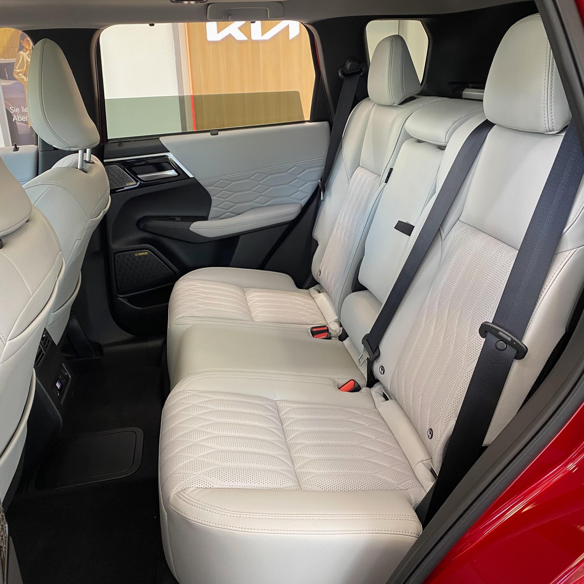 MITSUBISHI Outlander 2.4 PHEV Instyle 4x4-showroom-element-3