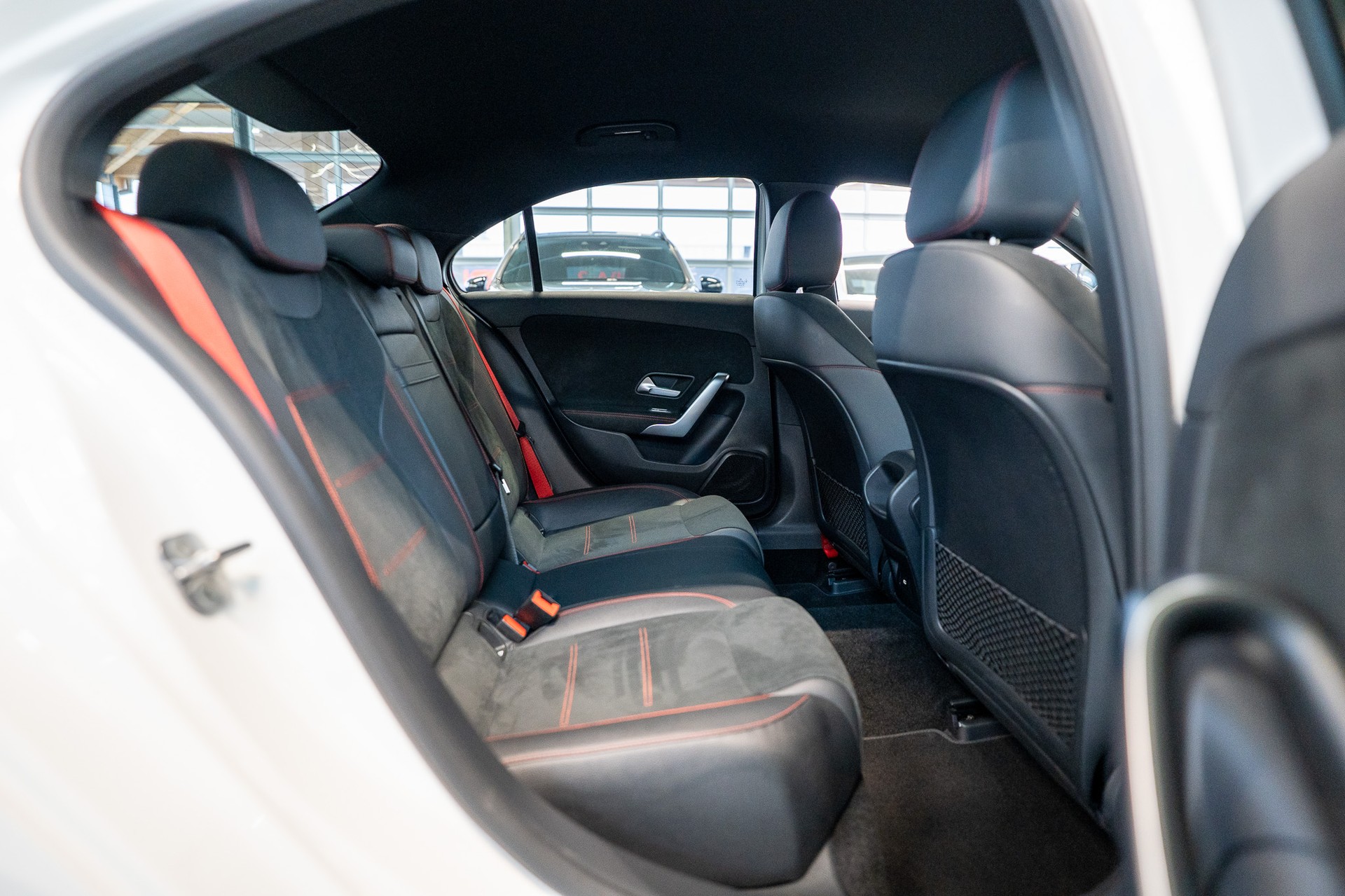 MERCEDES-BENZ A 35 AMG 4matic Limousine / Facelift / Rückfahrkamera / Ambientebeleuchtung-image-12