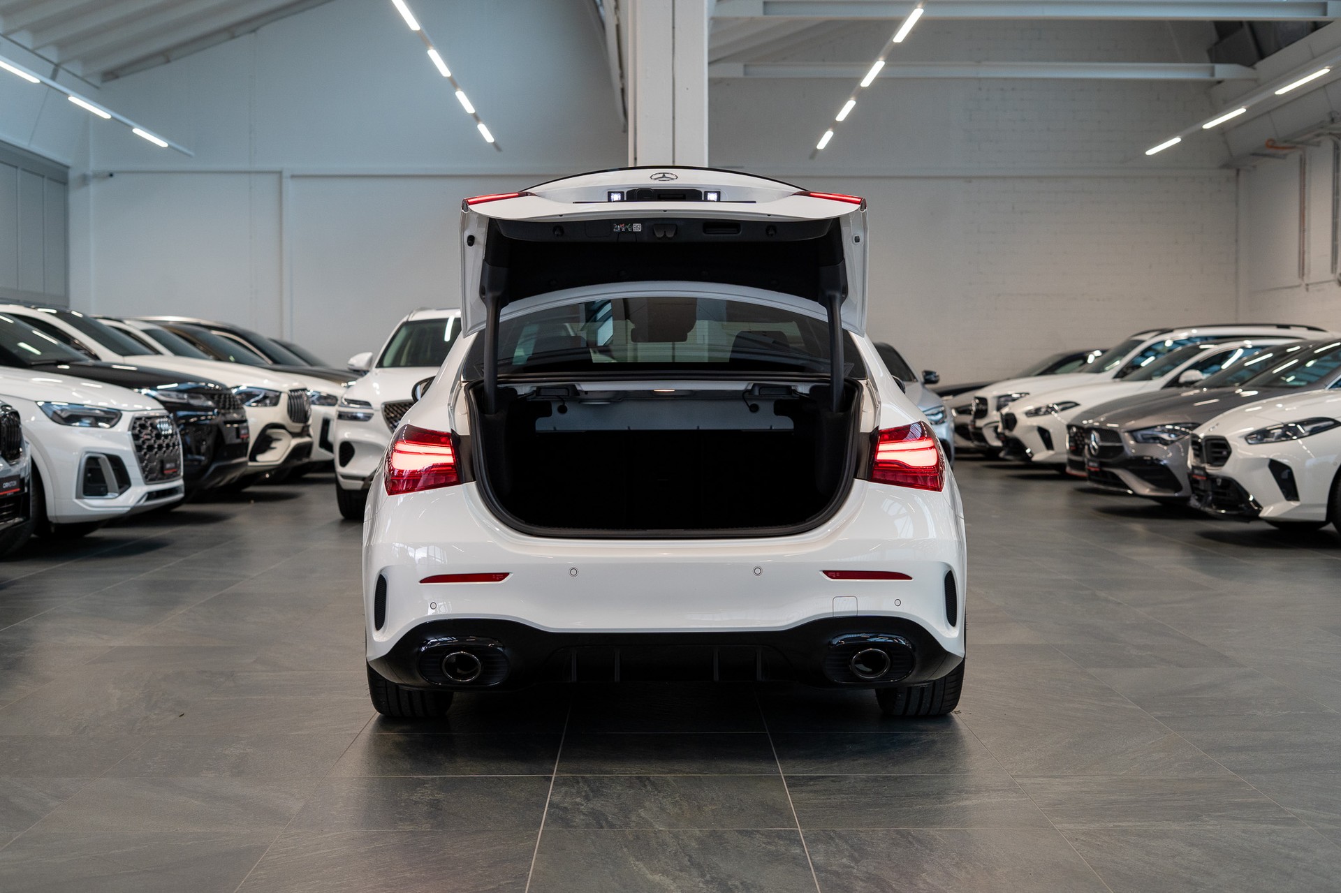 MERCEDES-BENZ A 35 AMG 4matic Limousine / Facelift / Rückfahrkamera / Ambientebeleuchtung-image-5