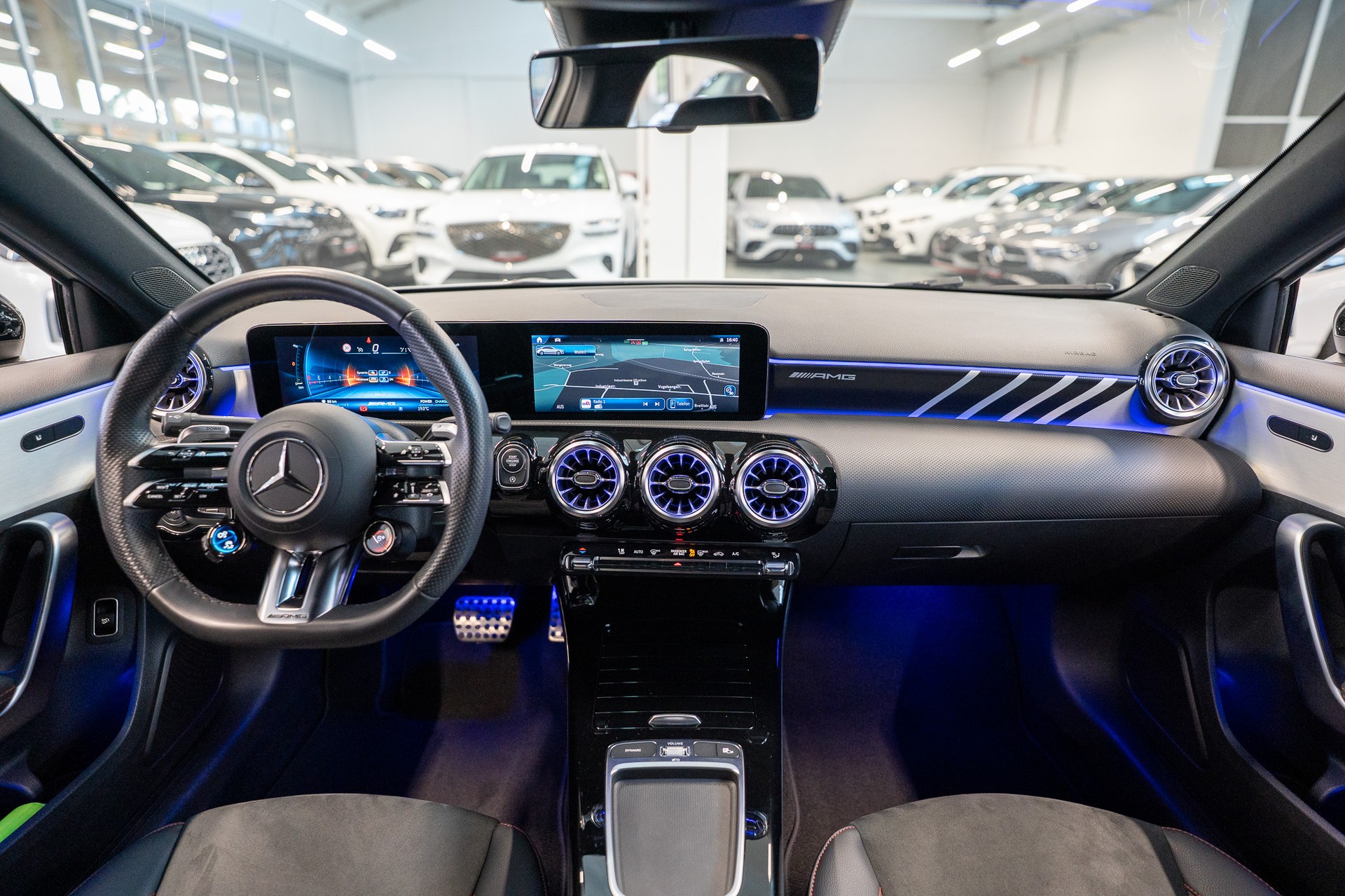 MERCEDES-BENZ A 35 AMG 4matic Limousine / Facelift / Rückfahrkamera / Ambientebeleuchtung-image-17
