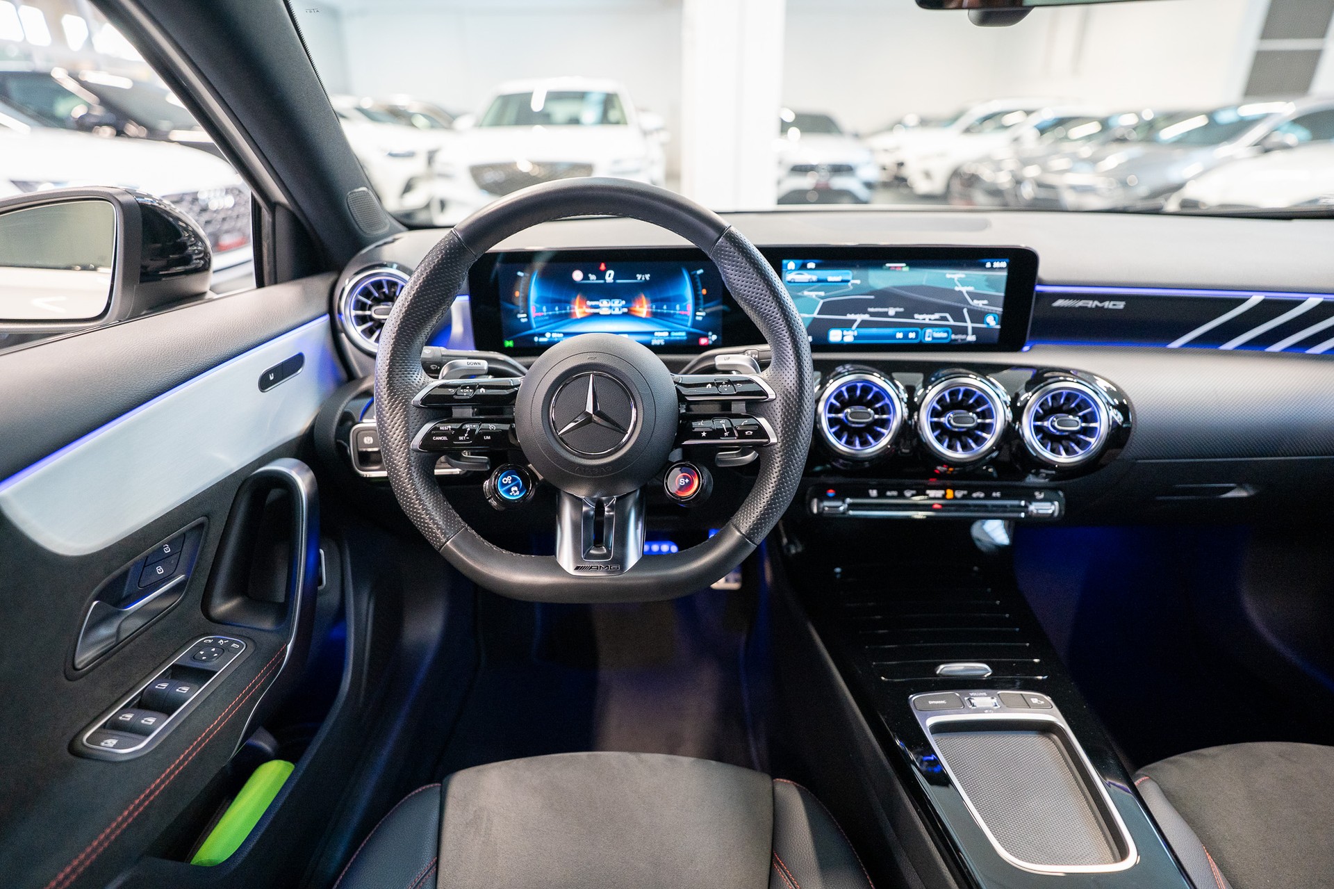 MERCEDES-BENZ A 35 AMG 4matic Limousine / Facelift / Rückfahrkamera / Ambientebeleuchtung-image-18