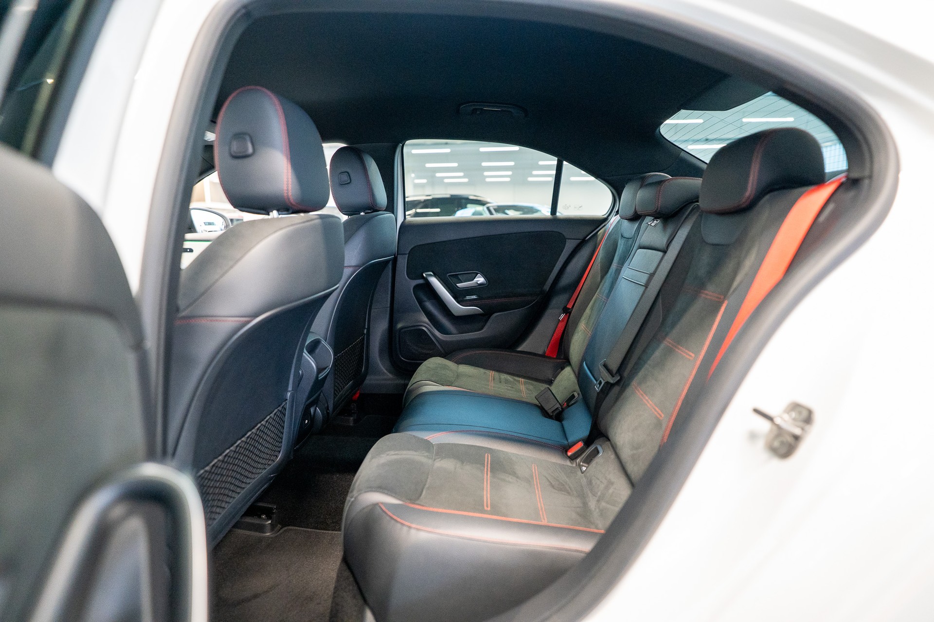 MERCEDES-BENZ A 35 AMG 4matic Limousine / Facelift / Rückfahrkamera / Ambientebeleuchtung-image-11