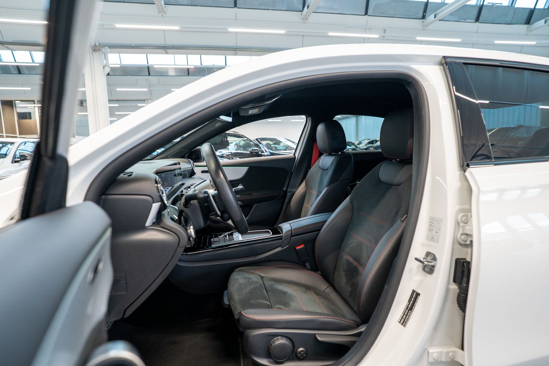 MERCEDES-BENZ A 35 AMG 4matic Limousine / Facelift / Rückfahrkamera / Ambientebeleuchtung-image-7
