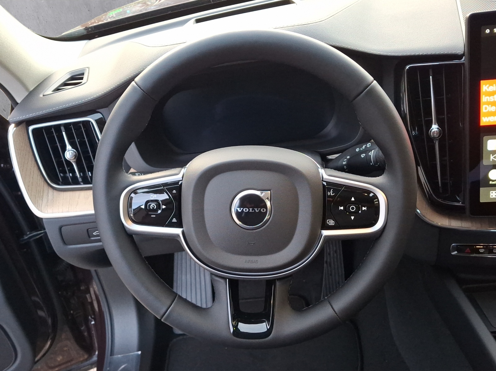 VOLVO XC60 T6 eAWD PluginHybrid Ultra Dark Geartronic-image-9