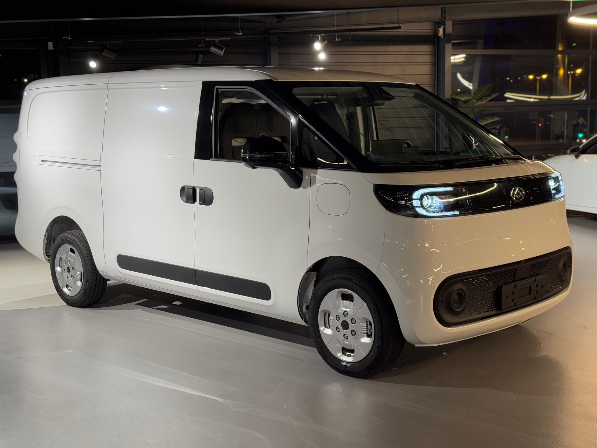MAXUS eDeliver 5 L1 64kWh