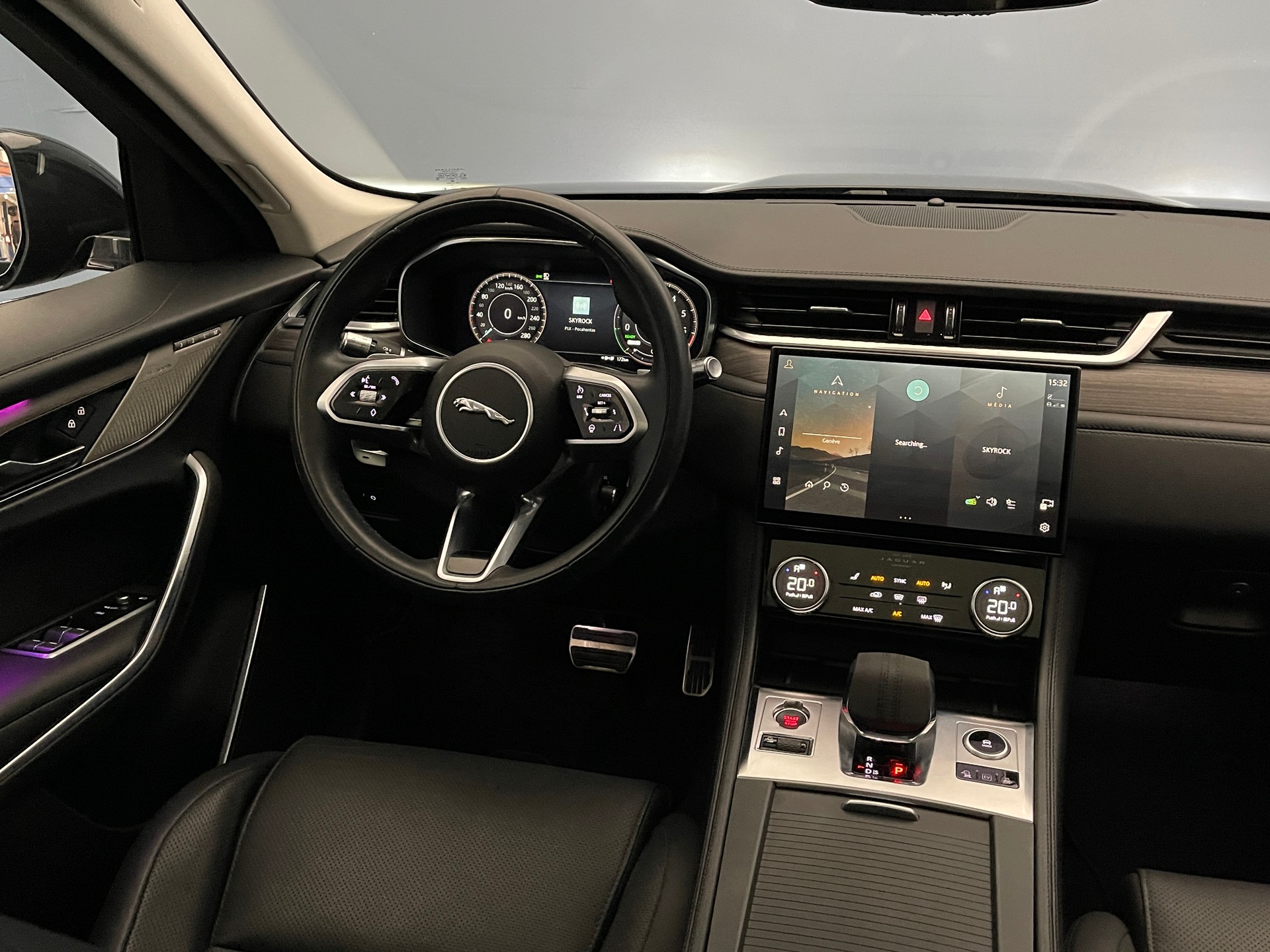 JAGUAR F-Pace 2.0 P400e SE AWD-image-7