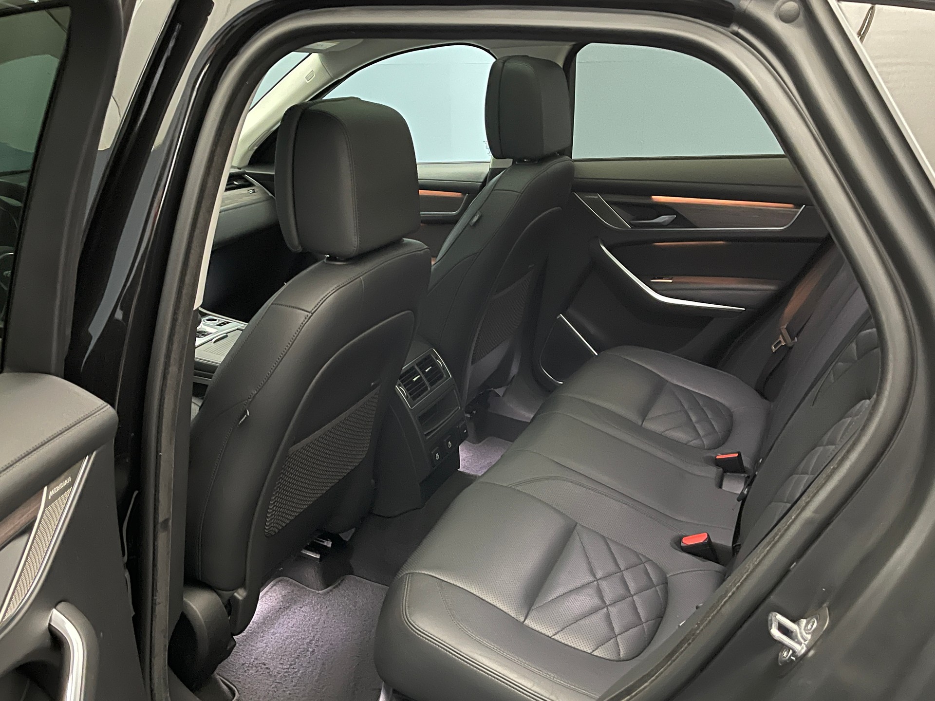 JAGUAR F-Pace 2.0 P400e SE AWD-image-9