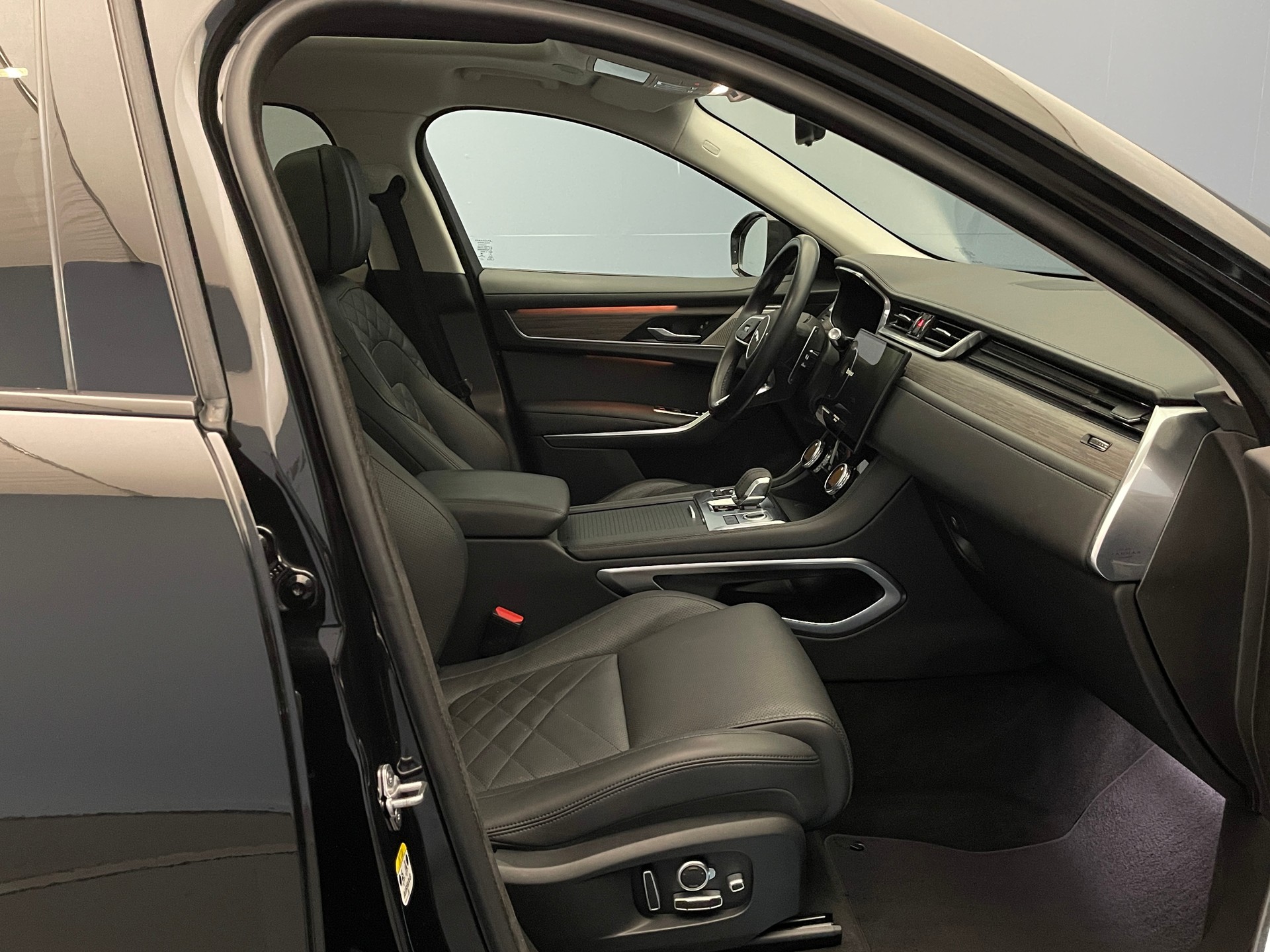 JAGUAR F-Pace 2.0 P400e SE AWD-image-8