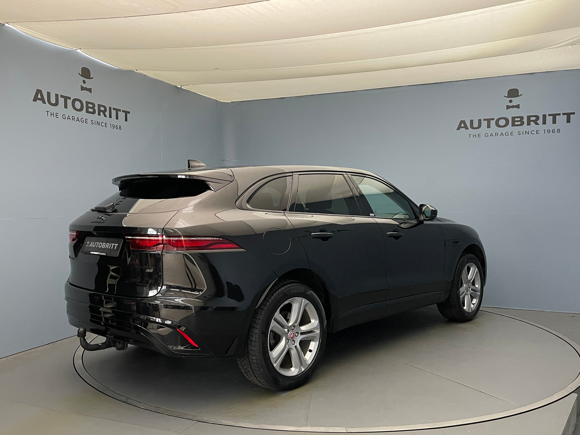 JAGUAR F-Pace 2.0 P400e SE AWD-showroom-element-3