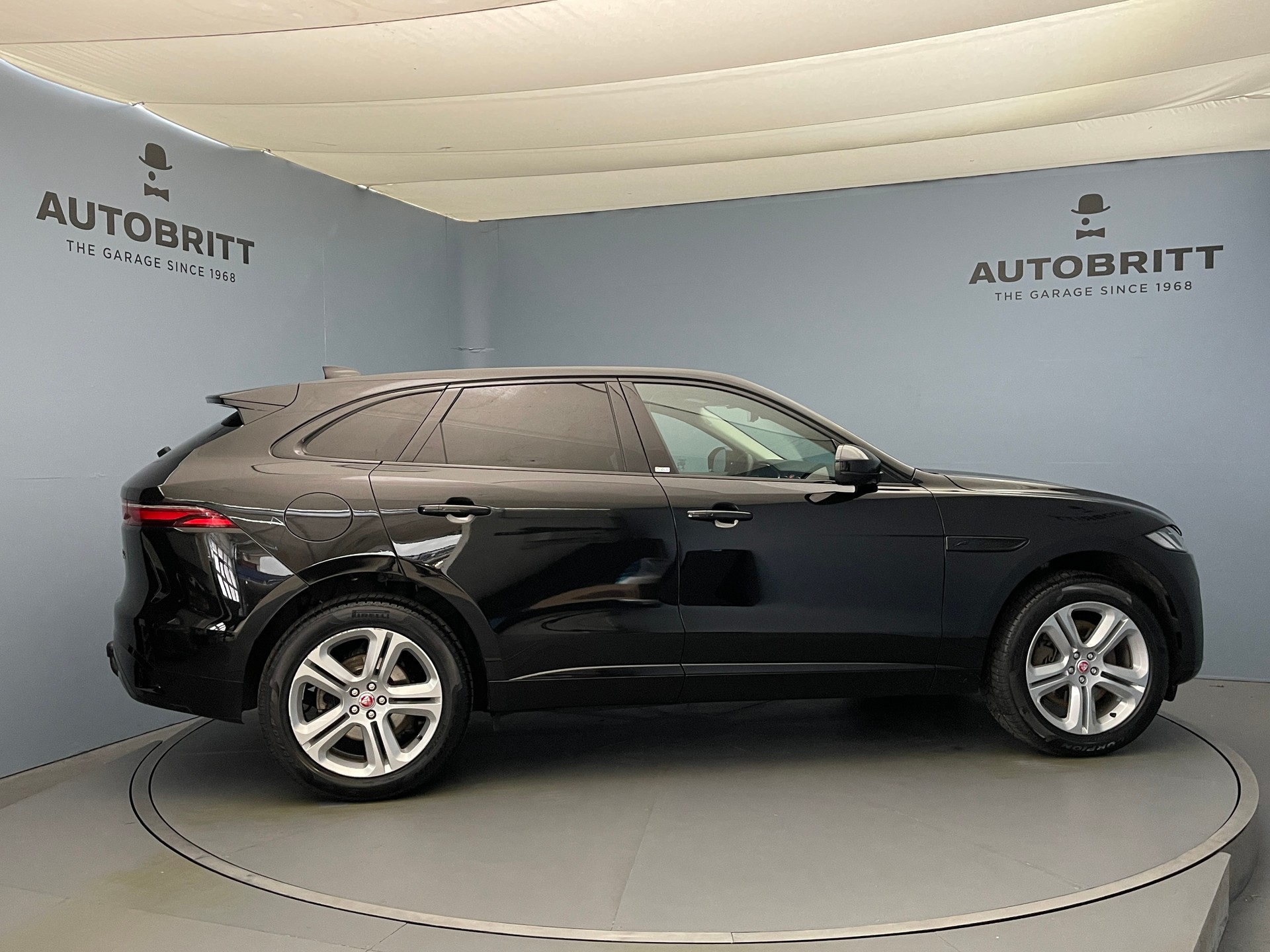 JAGUAR F-Pace 2.0 P400e SE AWD-showroom-element-2