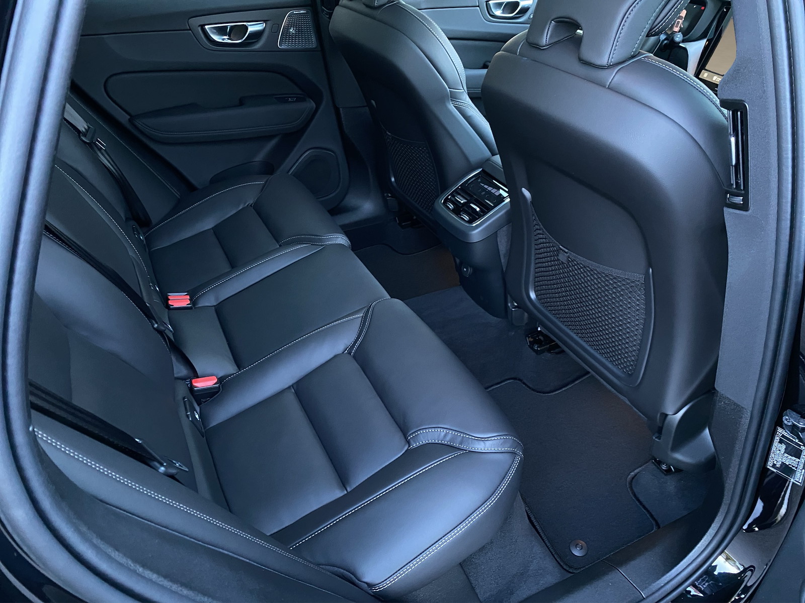 VOLVO XC60 2.0 B5 MH Black Edition AWD-image-11