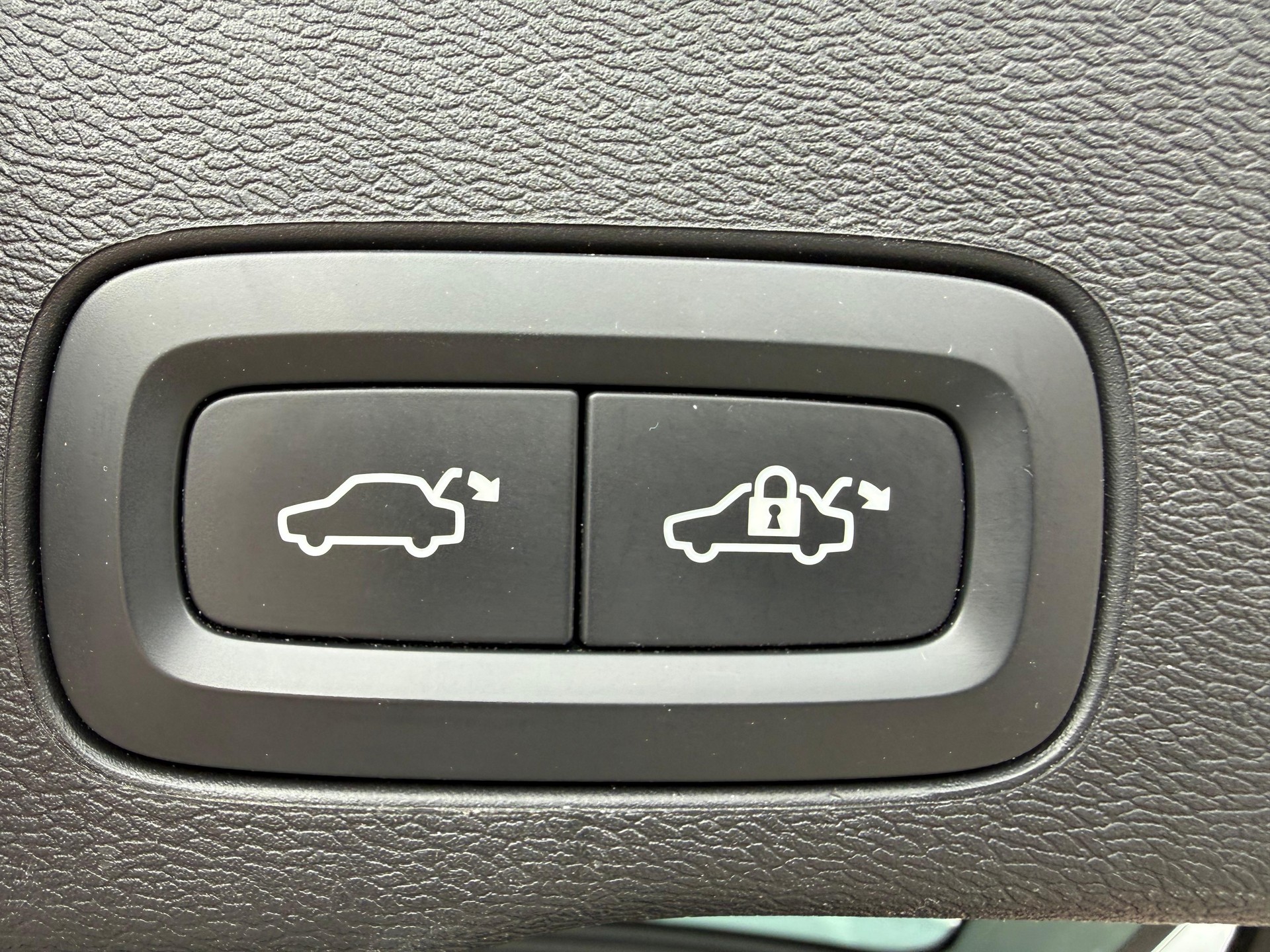 VOLVO XC60 2.0 B4 MH R-Design AWD-image-12