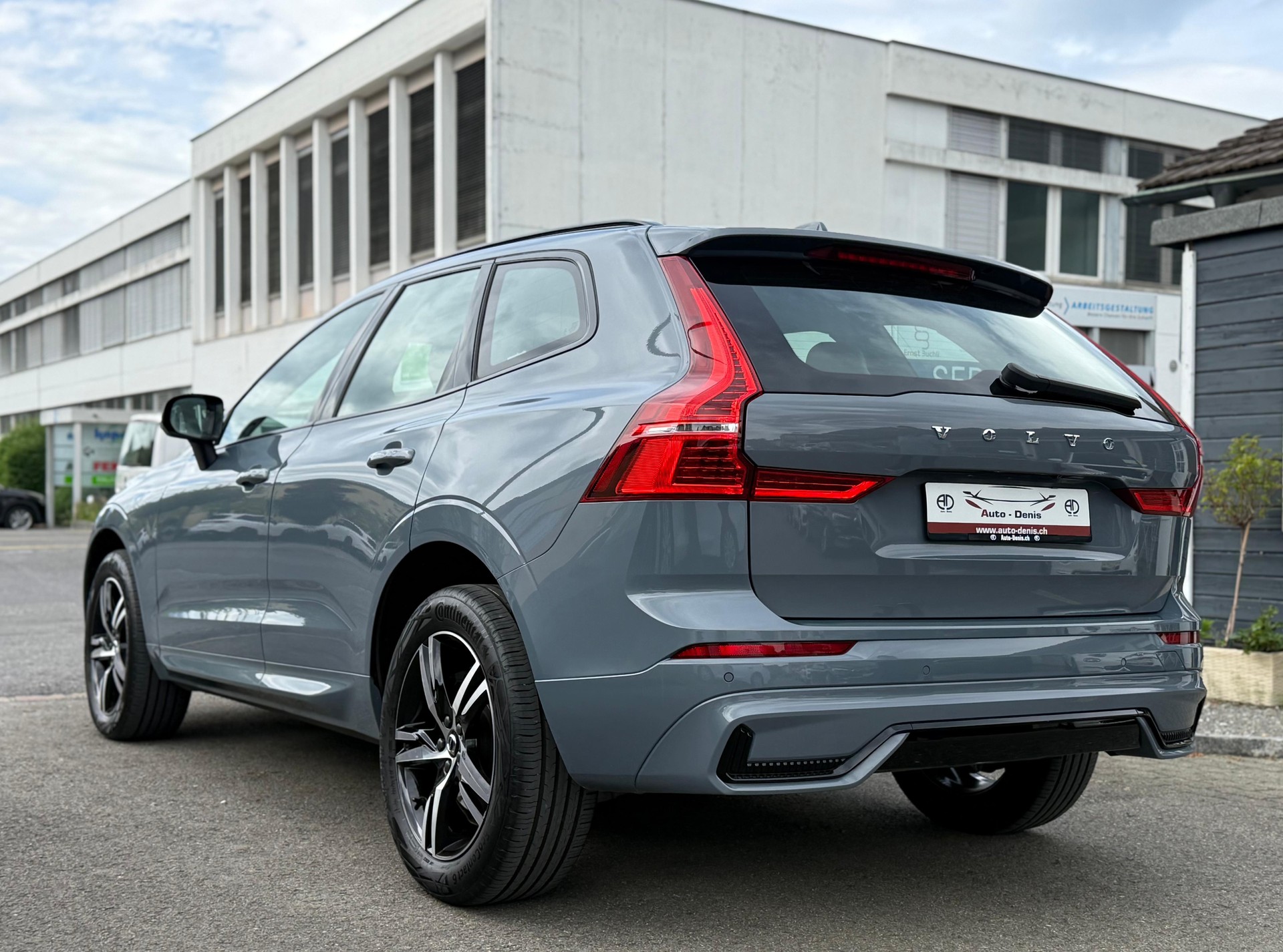 VOLVO XC60 2.0 B4 MH R-Design AWD-image-5