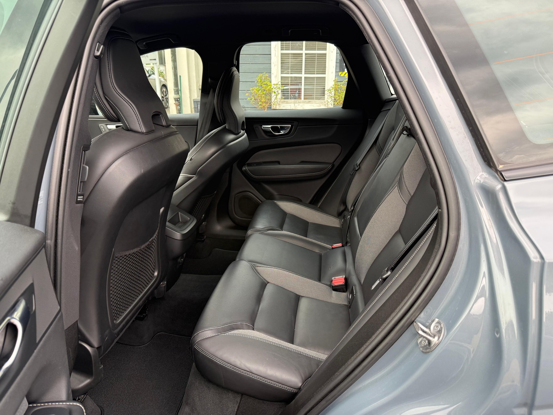 VOLVO XC60 2.0 B4 MH R-Design AWD-image-10
