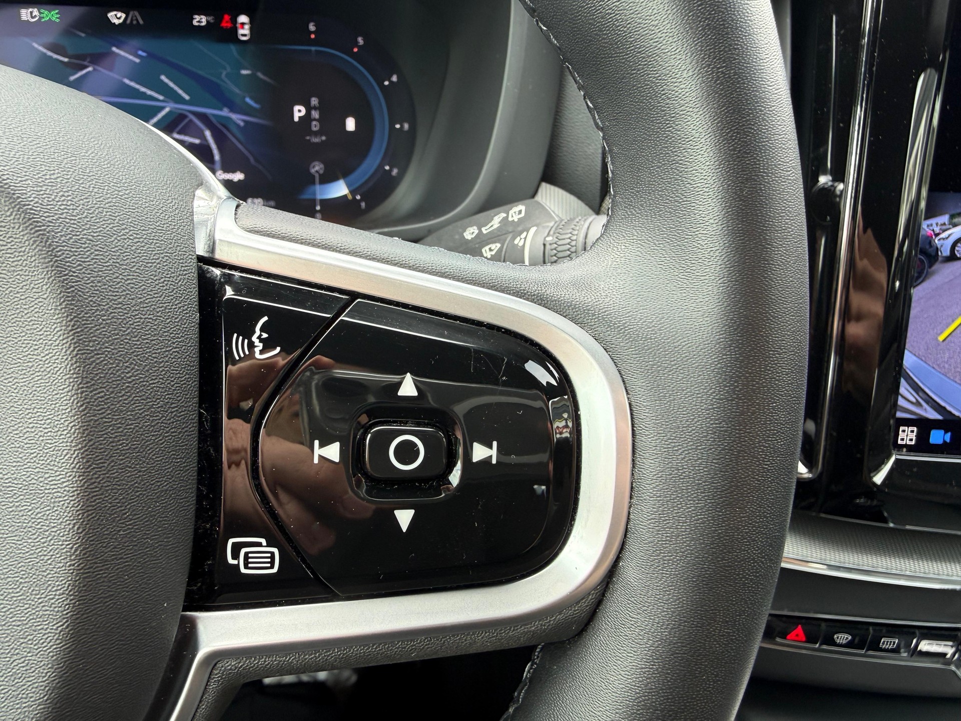 VOLVO XC60 2.0 B4 MH R-Design AWD-image-22