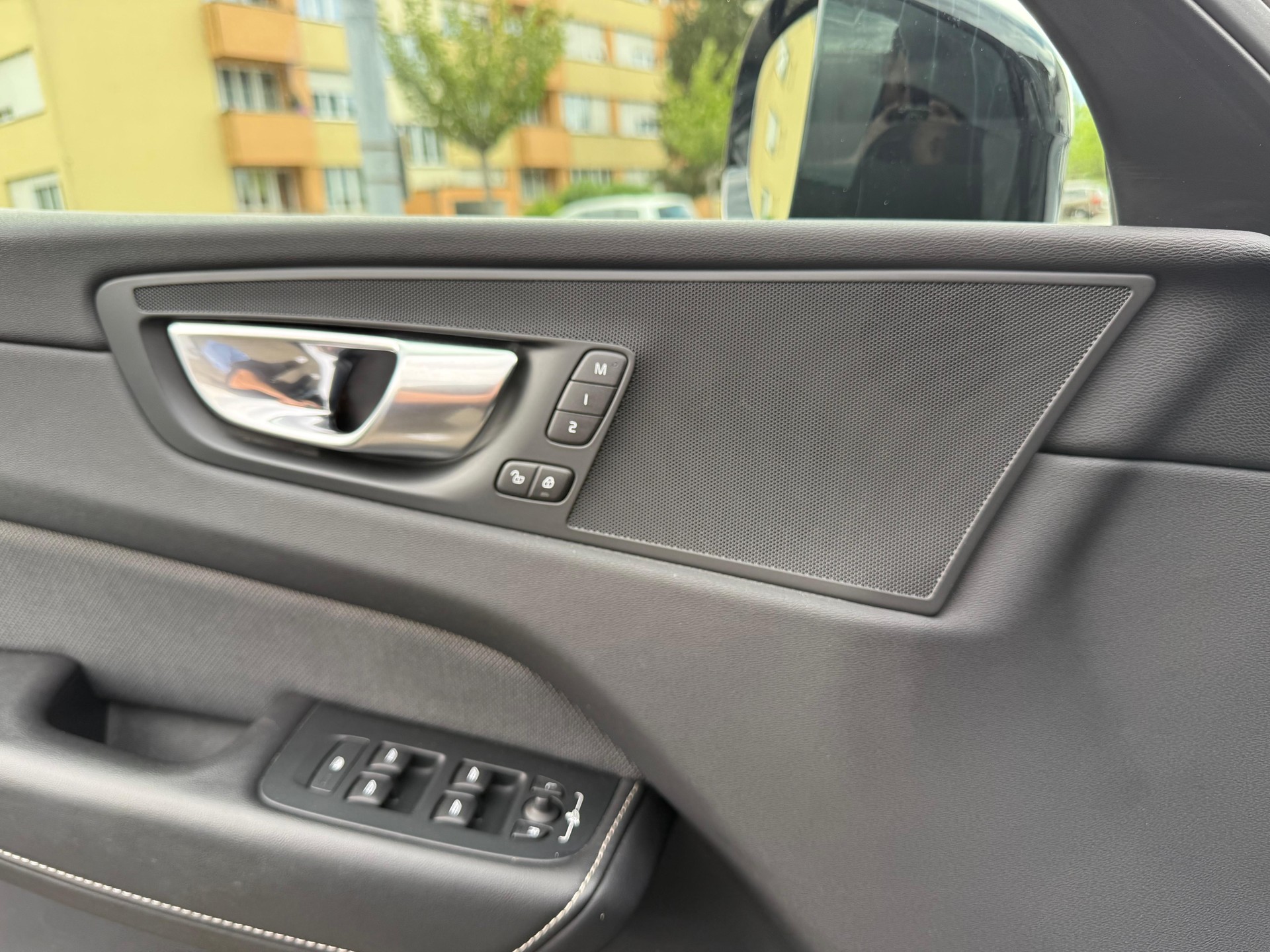 VOLVO XC60 2.0 B4 MH R-Design AWD-image-9