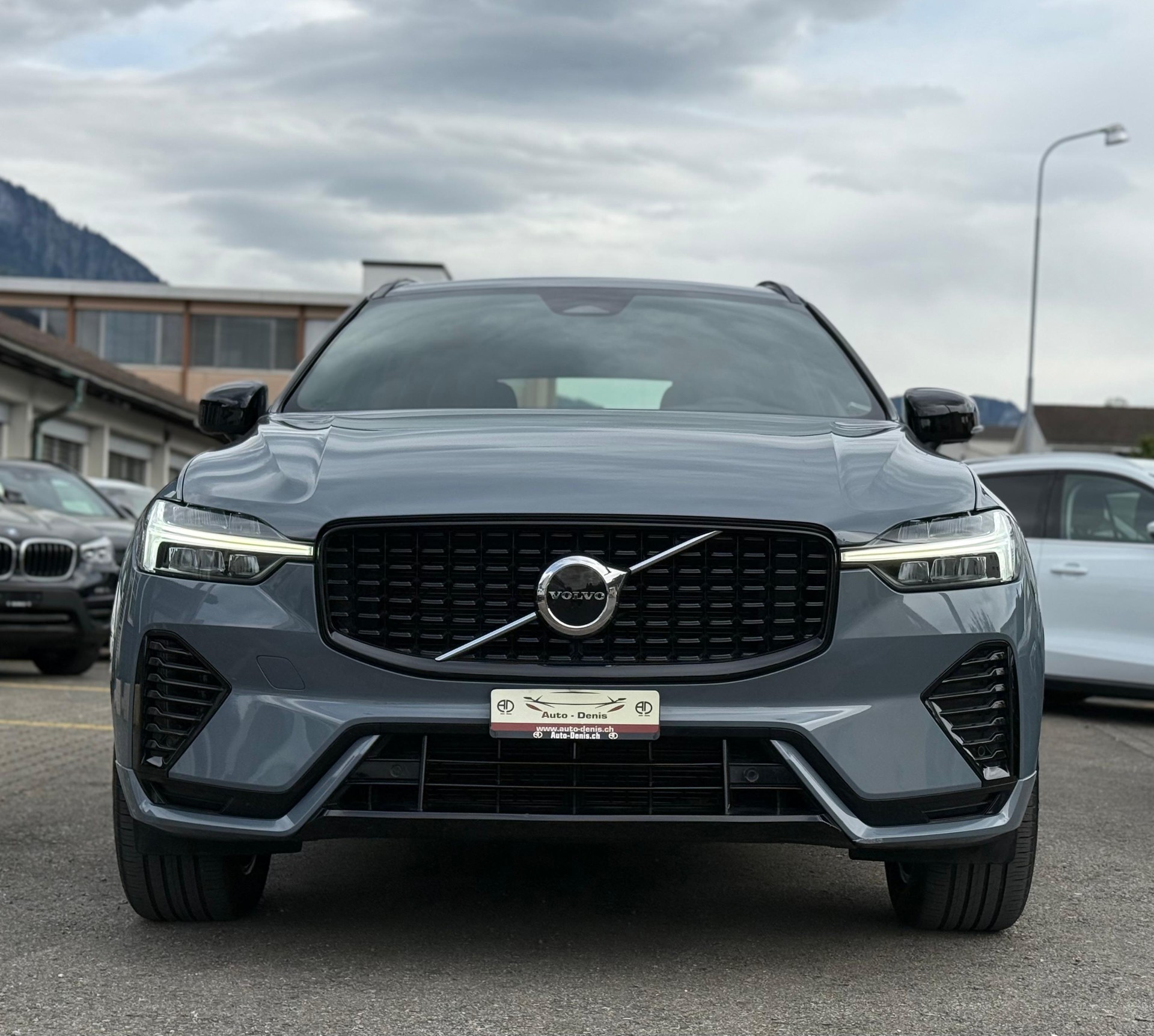 VOLVO XC60 2.0 B4 MH R-Design AWD-showroom-element-1
