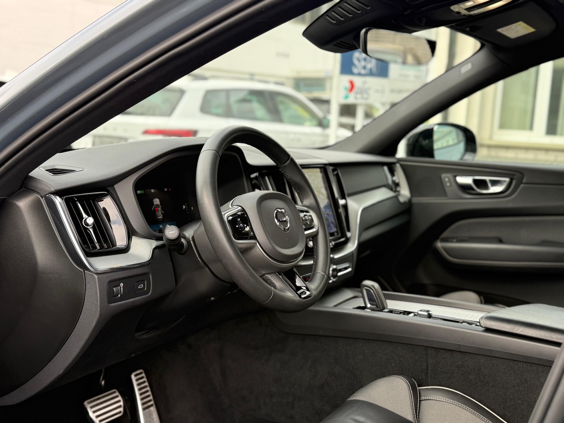 VOLVO XC60 2.0 B4 MH R-Design AWD-image-6