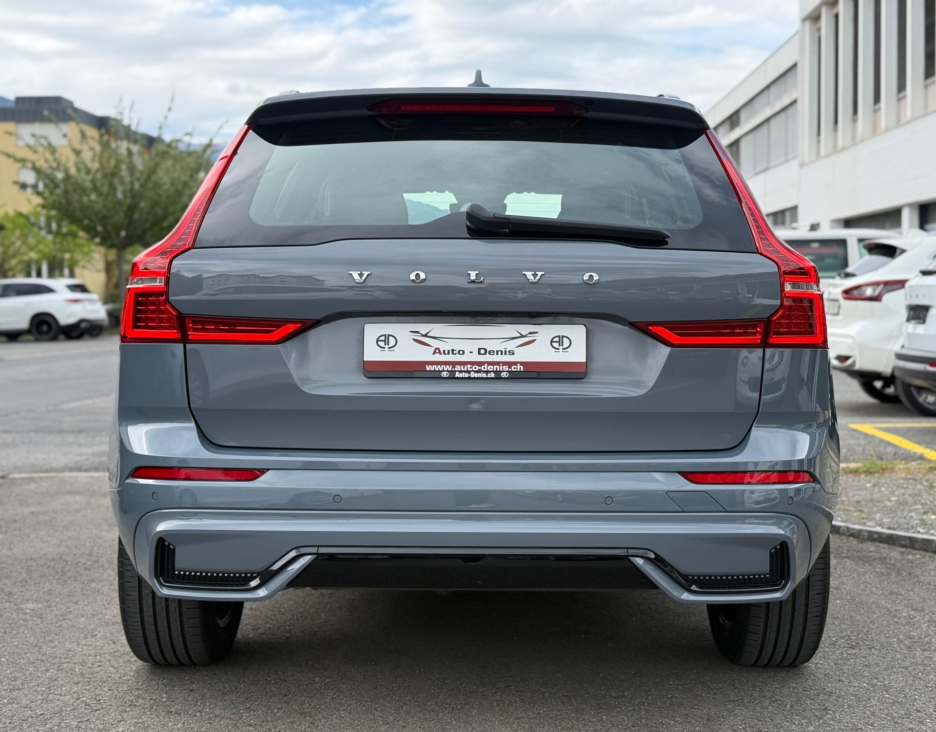 VOLVO XC60 2.0 B4 MH R-Design AWD-image-4