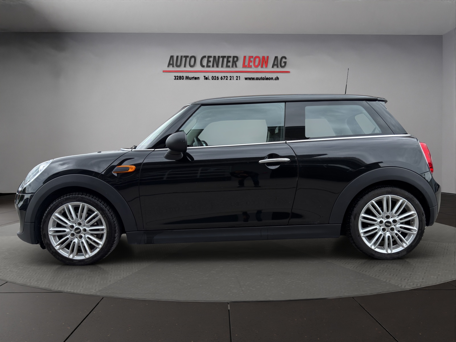 MINI One First-showroom-element-2