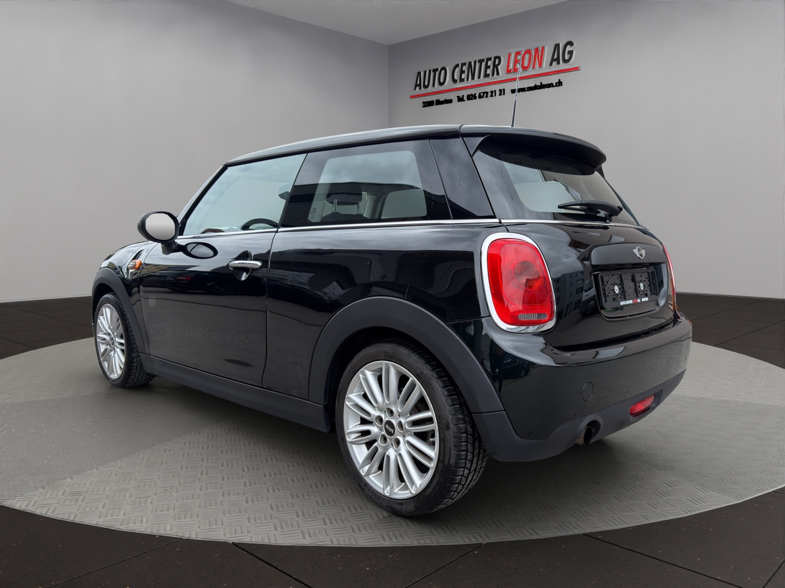 MINI One First-showroom-element-3