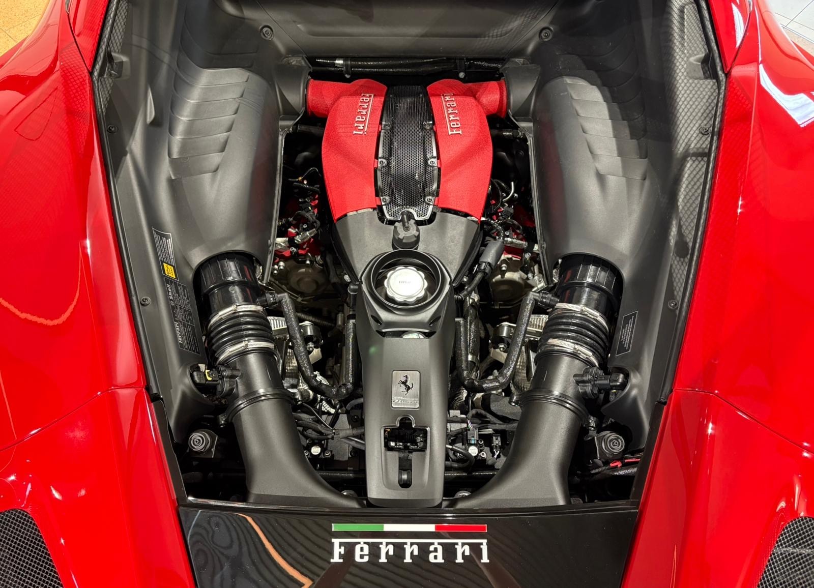 FERRARI F8 Tributo *Schweizer Fahrzeug - Ferrari Approved Garantie*-image-14