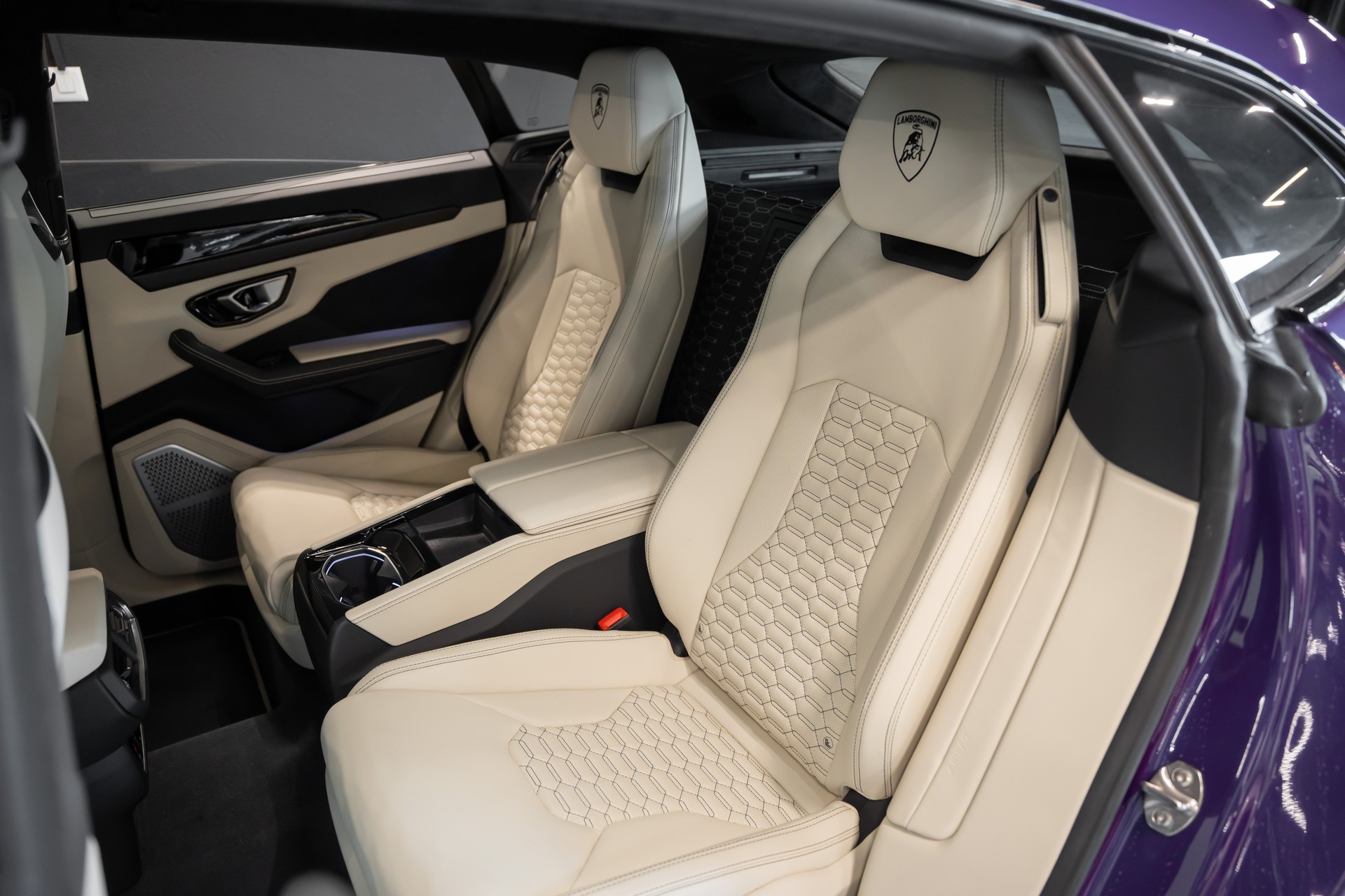 LAMBORGHINI Urus E-Gear Pearl Capsule / Viola Mithras / Bang & Olufsen / Pano-Schiebe Dach / Elektr. Sitze hinten-image-11