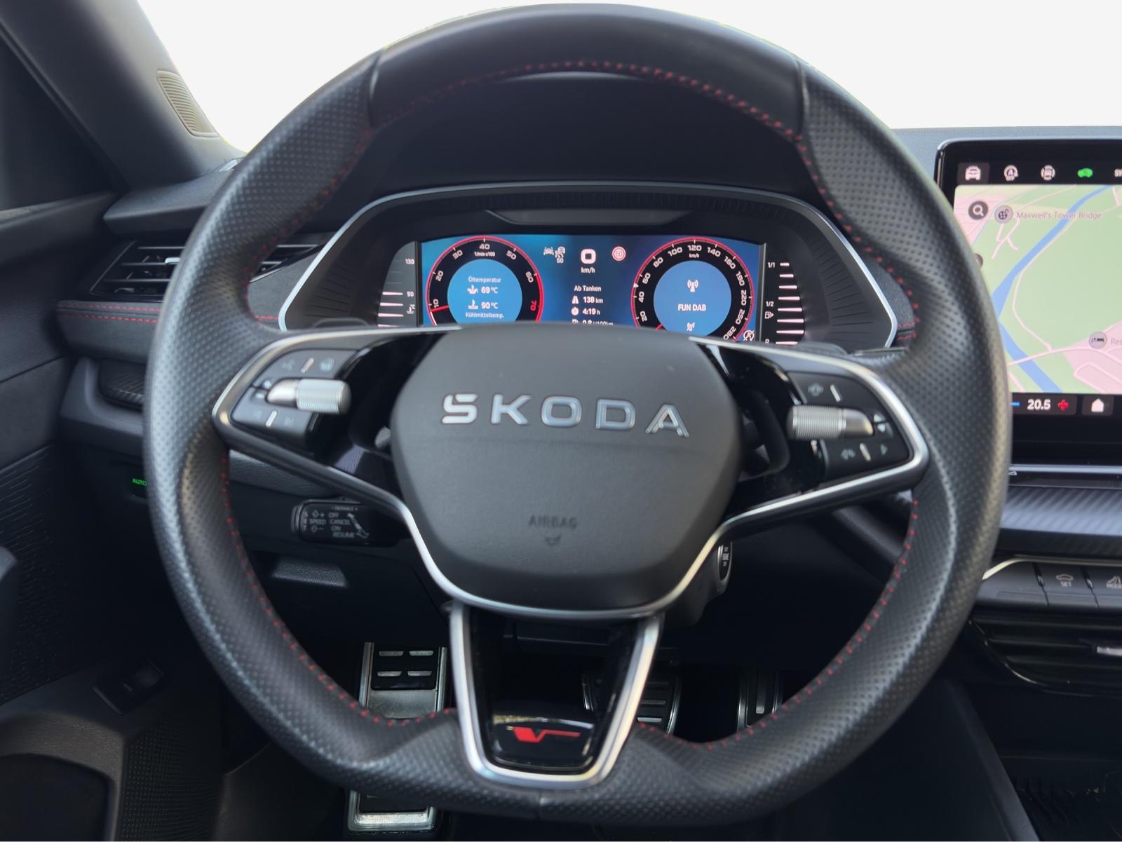 SKODA Octavia Combi 2.0 TSI DSG RS-image-9