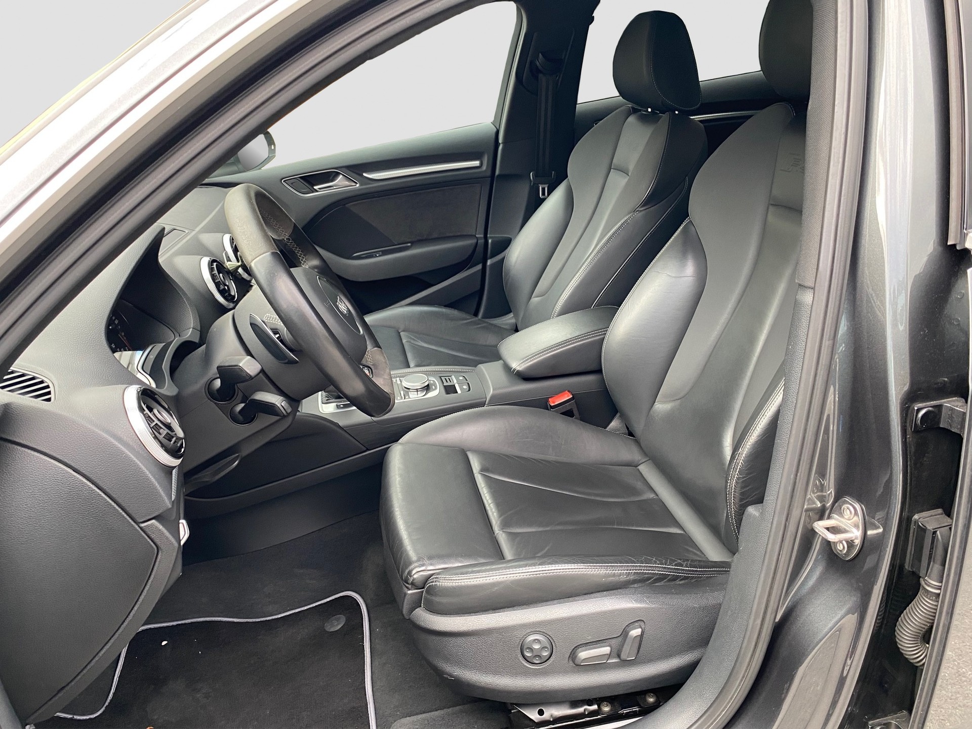 AUDI RS3 2.5 TSI quattro S-tronic-image-8