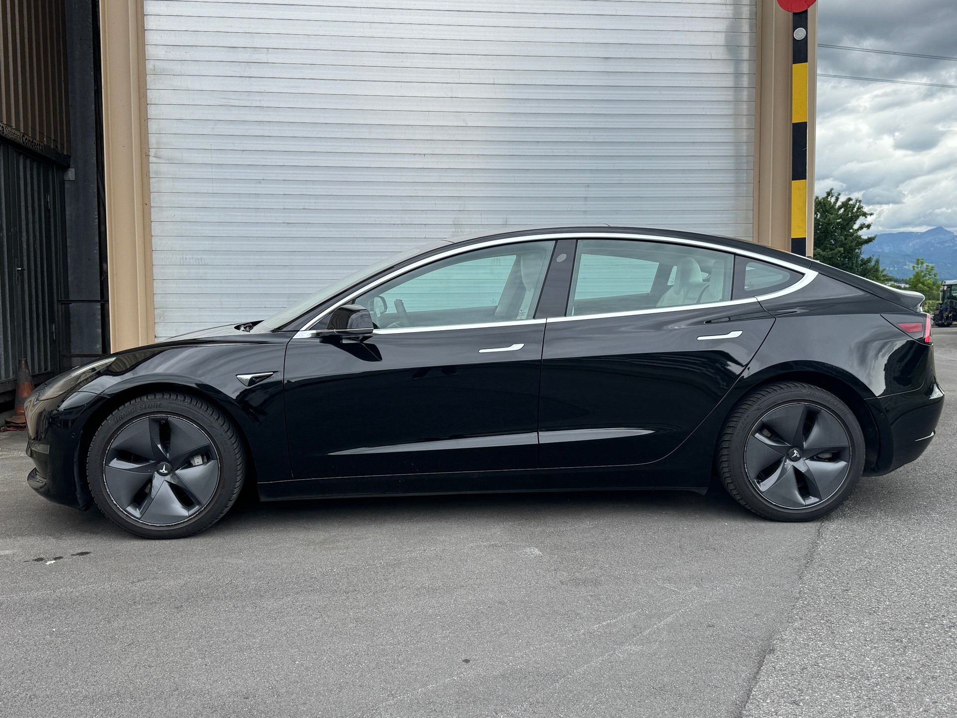 TESLA Model 3 Long Range Dual Motor AWD-showroom-element-2