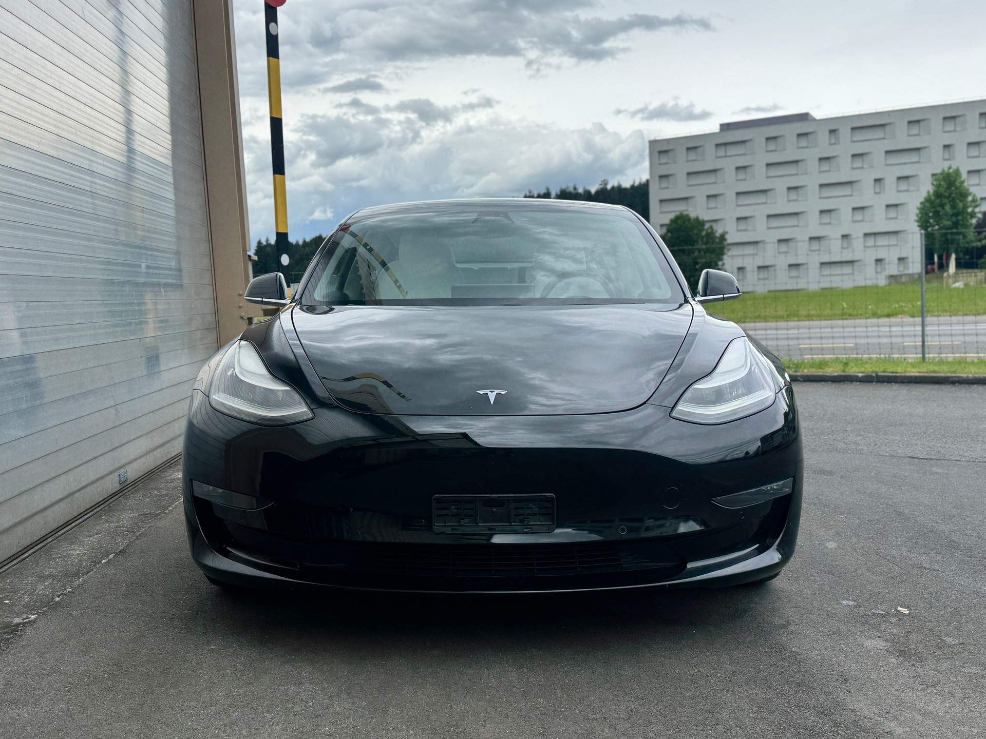 TESLA Model 3 Long Range Dual Motor AWD-showroom-element-1