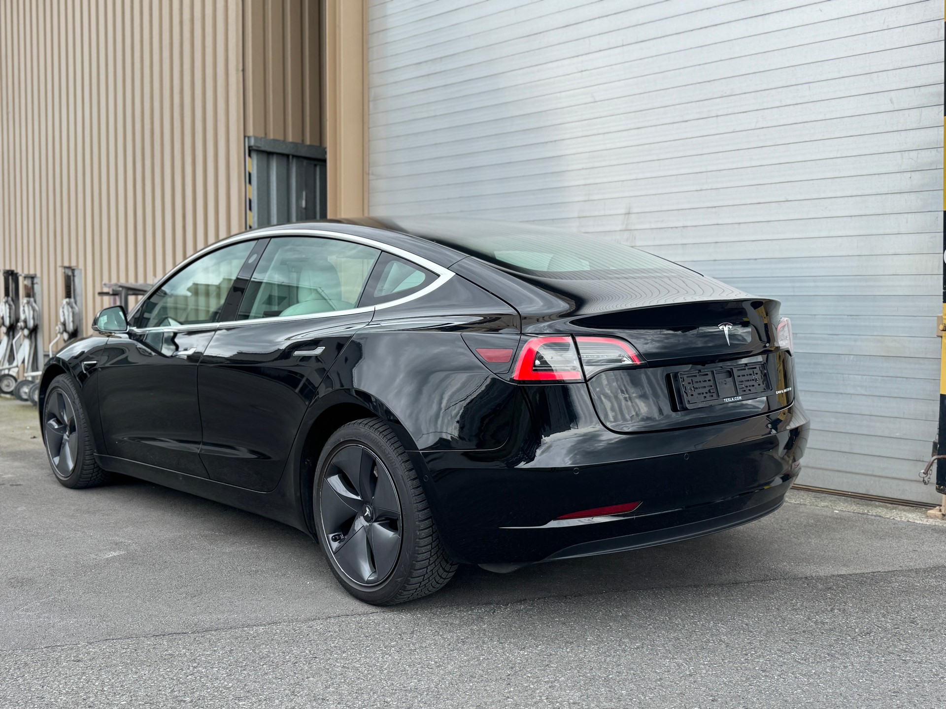TESLA Model 3 Long Range Dual Motor AWD-showroom-element-3