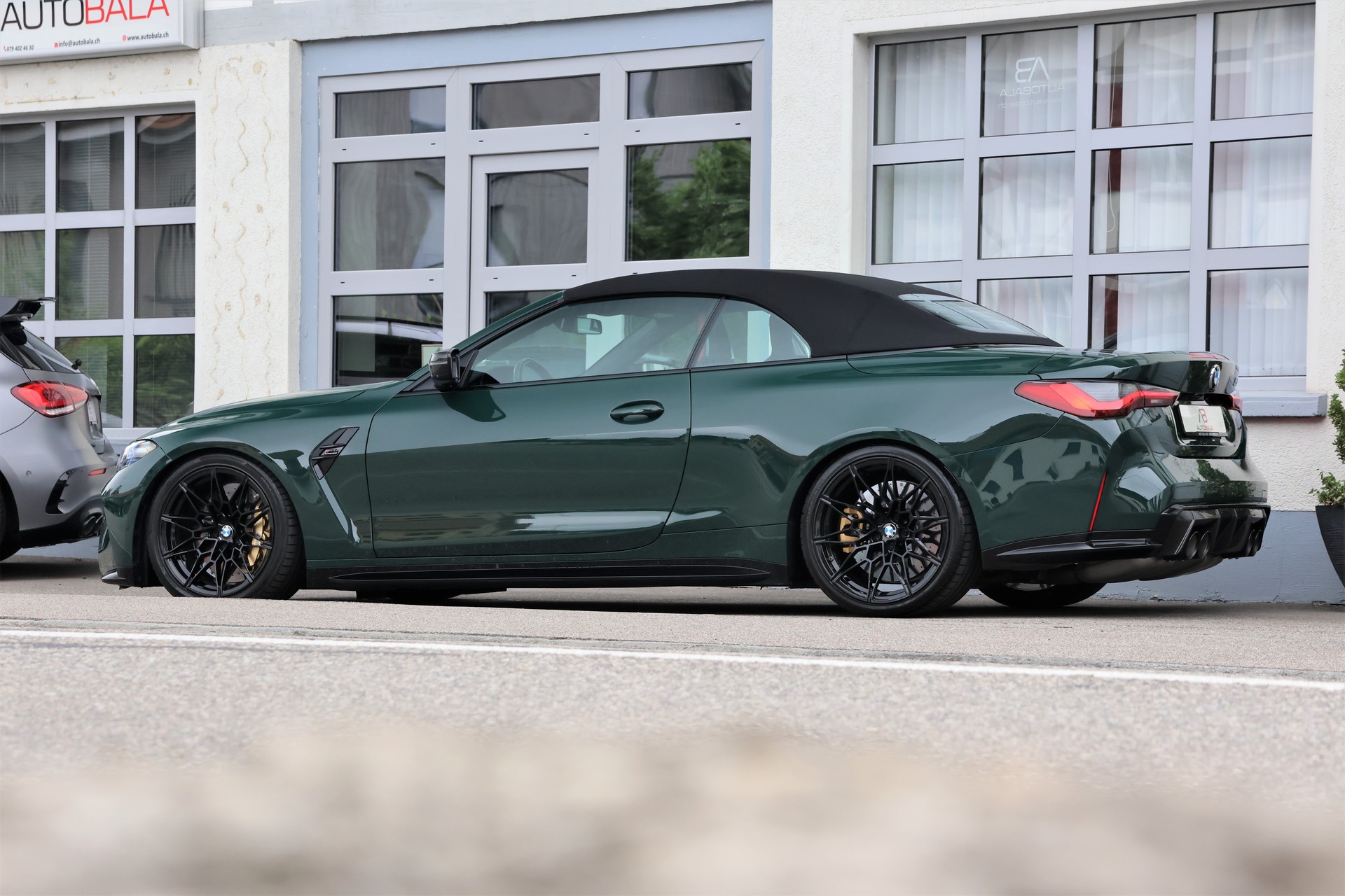 BMW M4 Cabrio Competition M xDrive (CH) *BRITISH RACING GREEN*-showroom-element-3