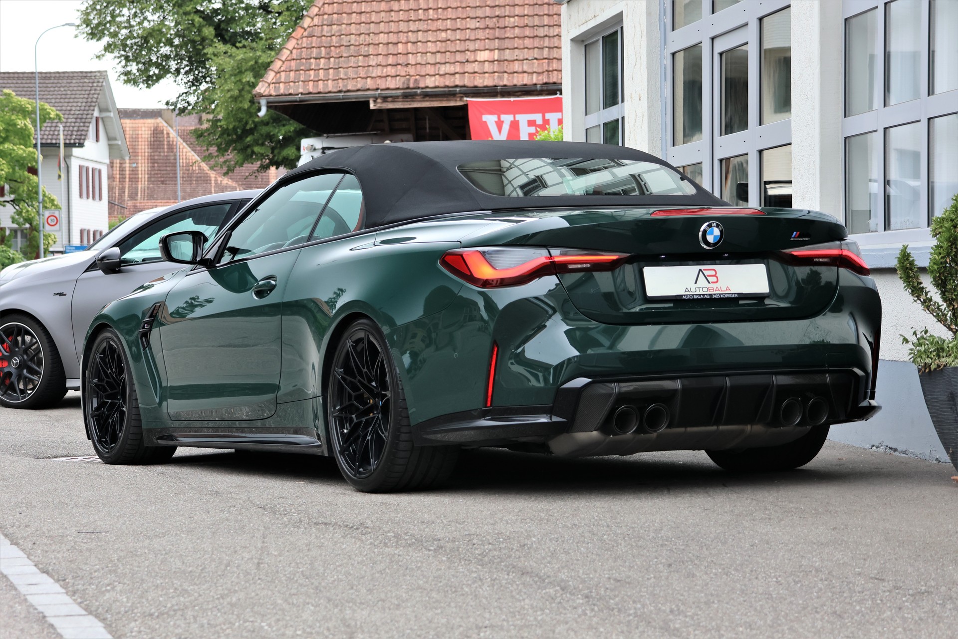 BMW M4 Cabrio Competition M xDrive (CH) *BRITISH RACING GREEN*-showroom-element-2