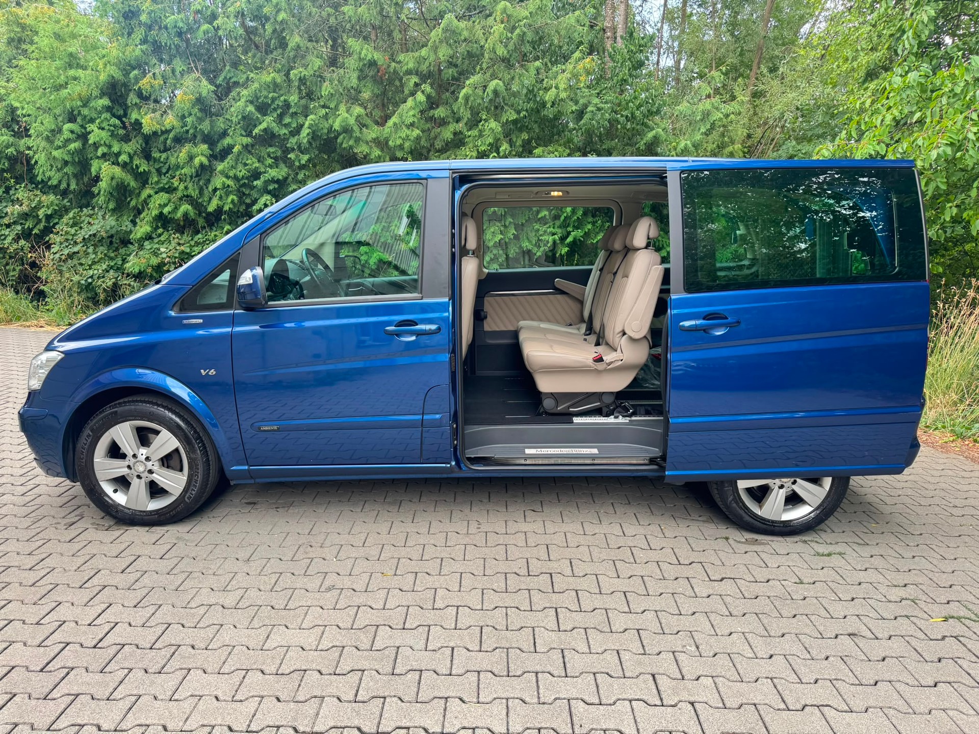 MERCEDES-BENZ Viano 3.0 CDI Blue Efficiency Ambiente A-showroom-element-1